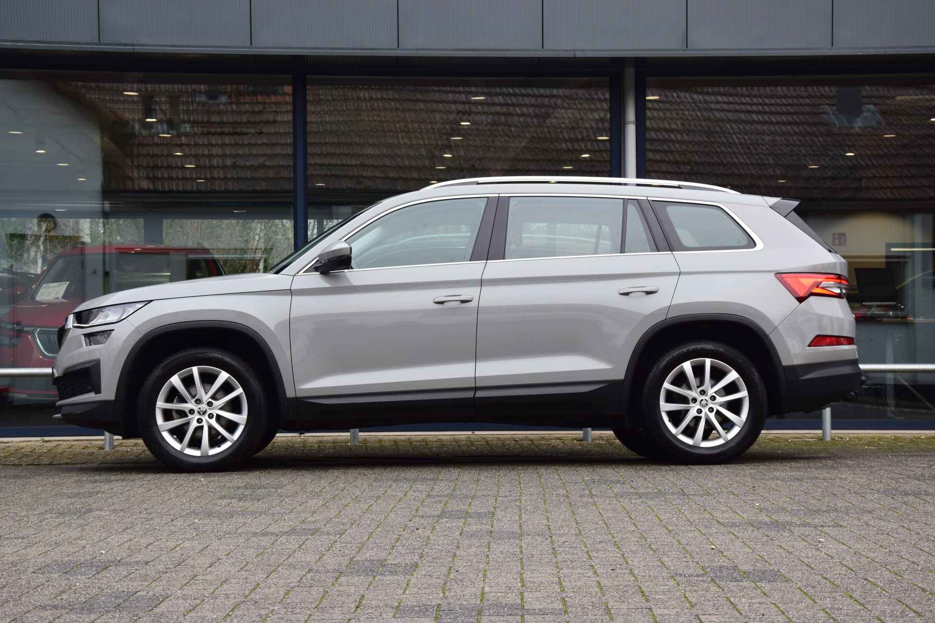 Škoda Kodiaq 1.5 TSI 150PK Business Edition | Org. NL | FabrieksGarantie | Trekhaak | Achteruitrijcamera | 18'' Velgen Met All Season Banden | PDC achter en vóór | Apple CarPlay Andoid Auto) - 4/44