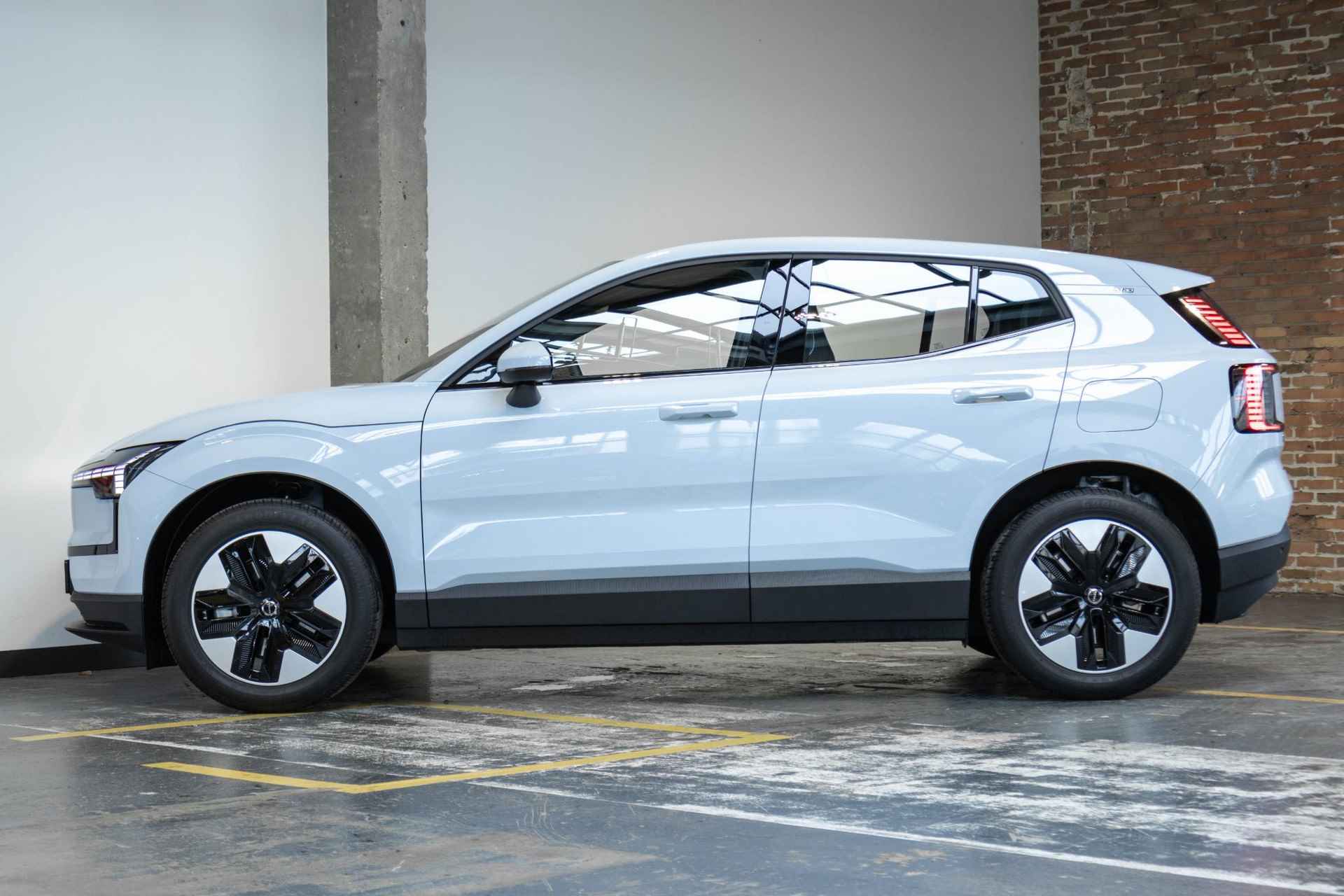 Volvo EX30 Single Motor Extended Range Core | Stoel- en stuurverwarming | Parkeercamera | Adaptive Cruise Control | Google Infotainment | Warmtepomp | Interieur Voorverwarming - 9/35