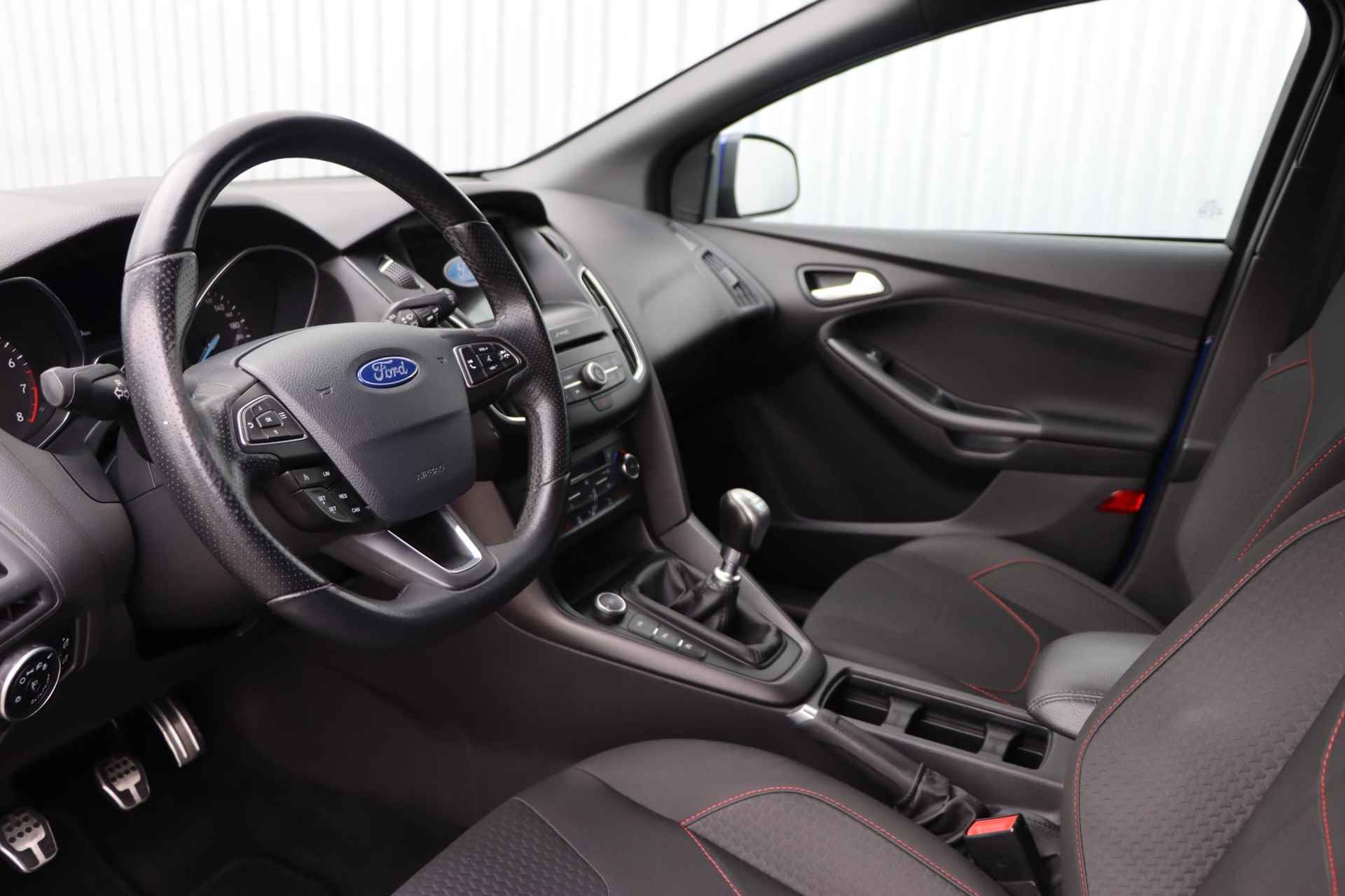 Ford Focus Wagon 1.0 ST-Line  | Navigatie | Climate Control | Parkeersensoren rondom | Cruise Control | Stoel-en voorruitverwarming | Privacy Glass | Apple Carplay/Android Auto | - 8/35