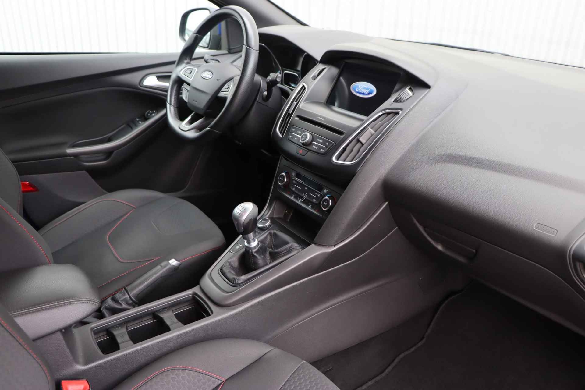 Ford Focus Wagon 1.0 ST-Line  | Navigatie | Climate Control | Parkeersensoren rondom | Cruise Control | Stoel-en voorruitverwarming | Privacy Glass | Apple Carplay/Android Auto | - 10/35