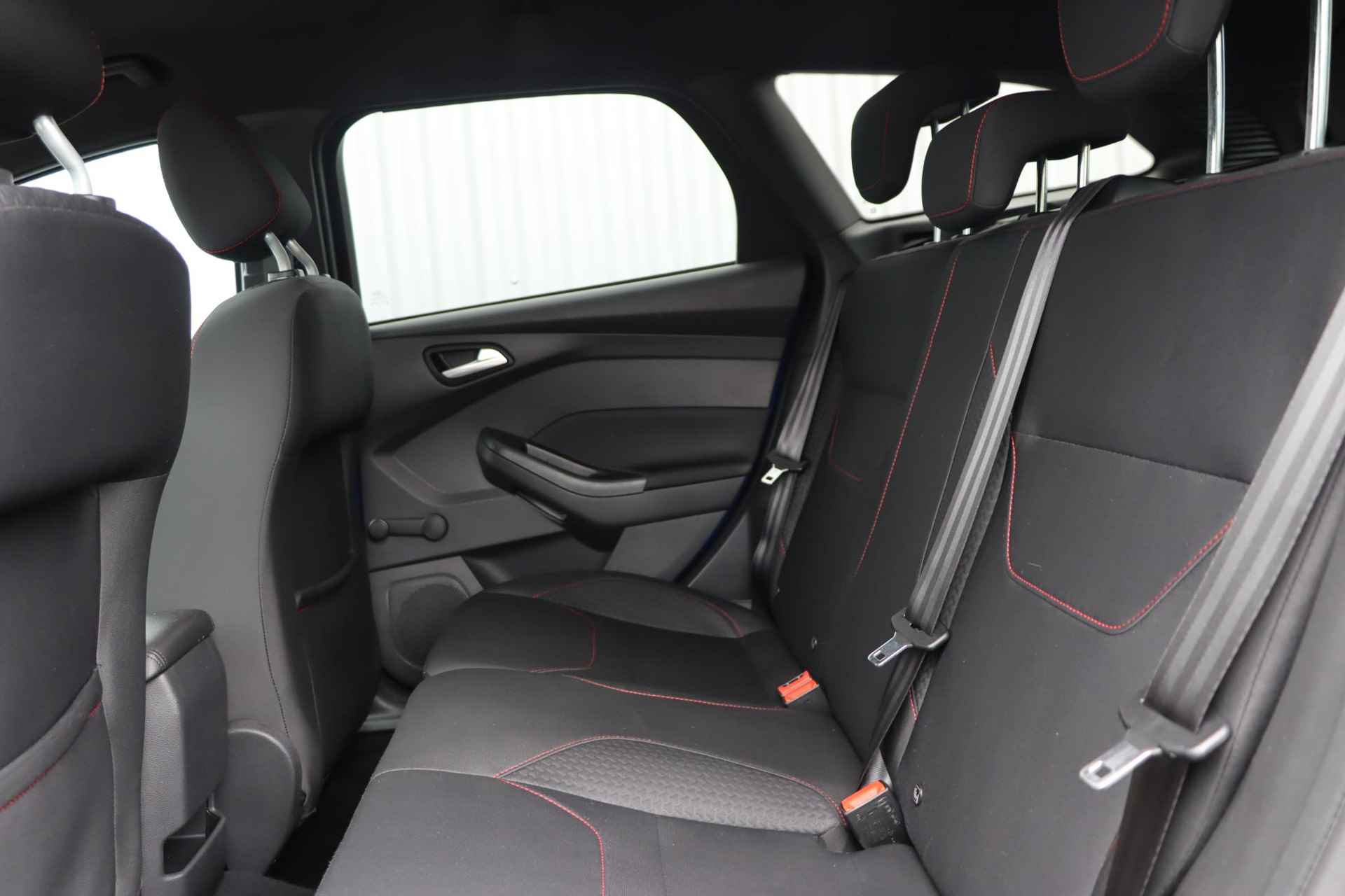 Ford Focus Wagon 1.0 ST-Line  | Navigatie | Climate Control | Parkeersensoren rondom | Cruise Control | Stoel-en voorruitverwarming | Privacy Glass | Apple Carplay/Android Auto | - 11/35