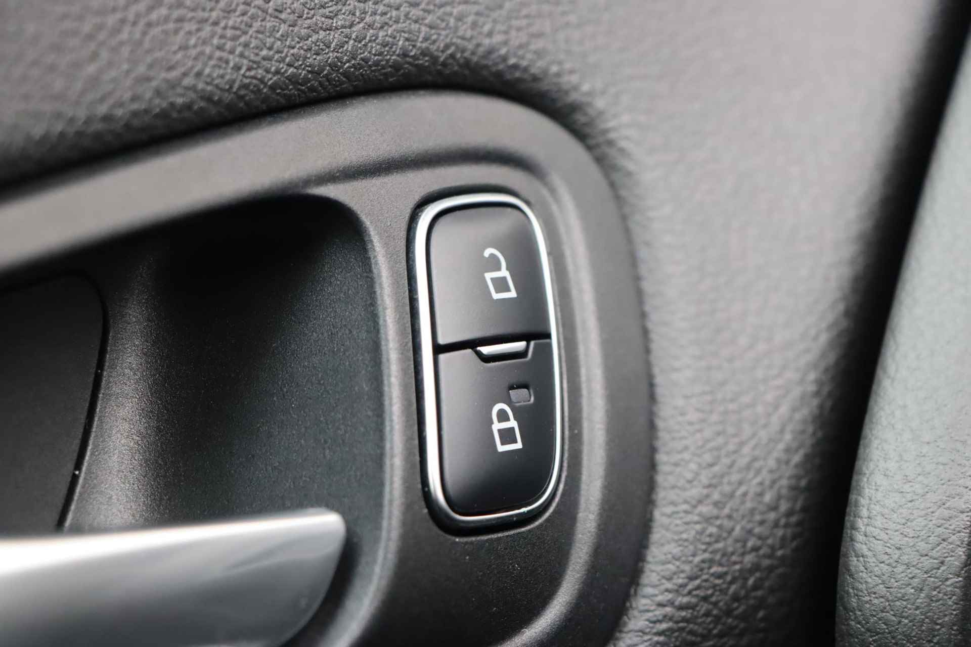 Ford Focus Wagon 1.0 ST-Line  | Navigatie | Climate Control | Parkeersensoren rondom | Cruise Control | Stoel-en voorruitverwarming | Privacy Glass | Apple Carplay/Android Auto | - 14/35