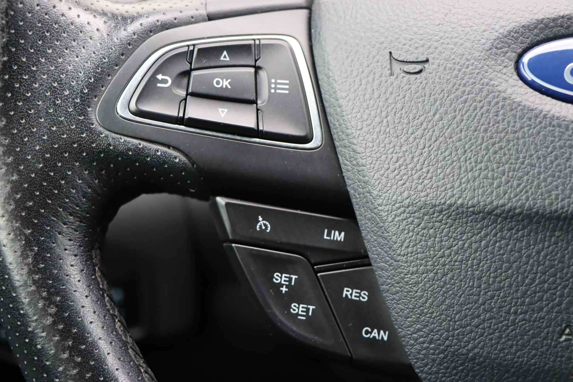 Ford Focus Wagon 1.0 ST-Line  | Navigatie | Climate Control | Parkeersensoren rondom | Cruise Control | Stoel-en voorruitverwarming | Privacy Glass | Apple Carplay/Android Auto | - 17/35