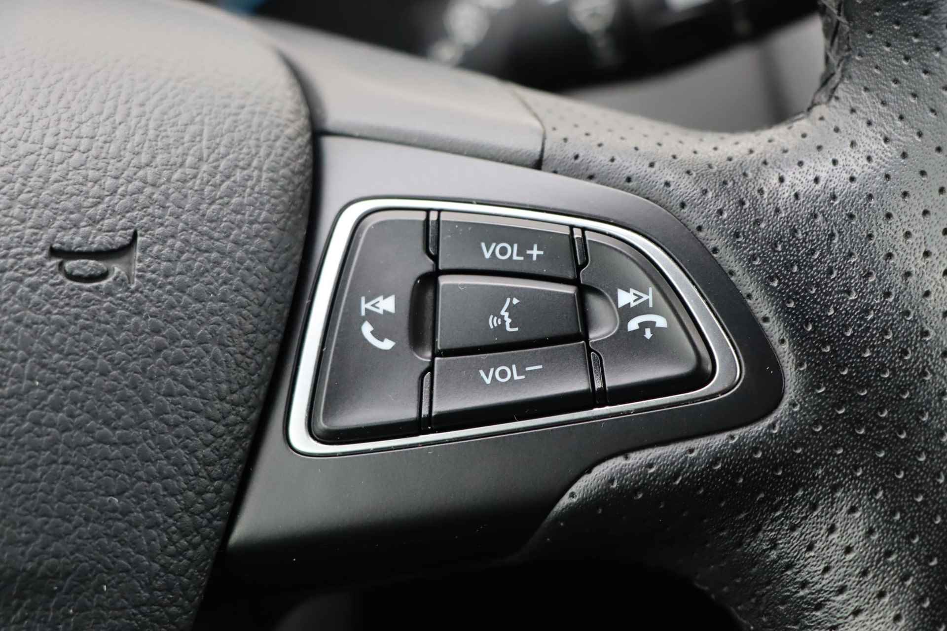 Ford Focus Wagon 1.0 ST-Line  | Navigatie | Climate Control | Parkeersensoren rondom | Cruise Control | Stoel-en voorruitverwarming | Privacy Glass | Apple Carplay/Android Auto | - 18/35