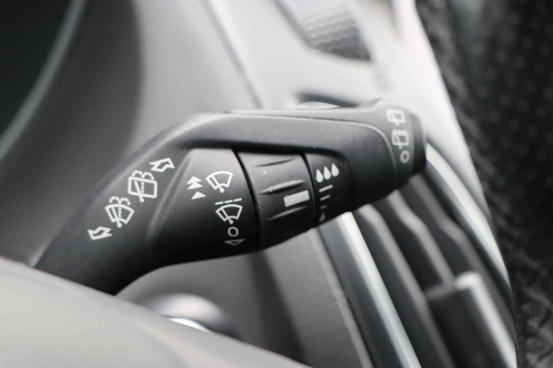 Ford Focus Wagon 1.0 ST-Line  | Navigatie | Climate Control | Parkeersensoren rondom | Cruise Control | Stoel-en voorruitverwarming | Privacy Glass | Apple Carplay/Android Auto | - 19/35