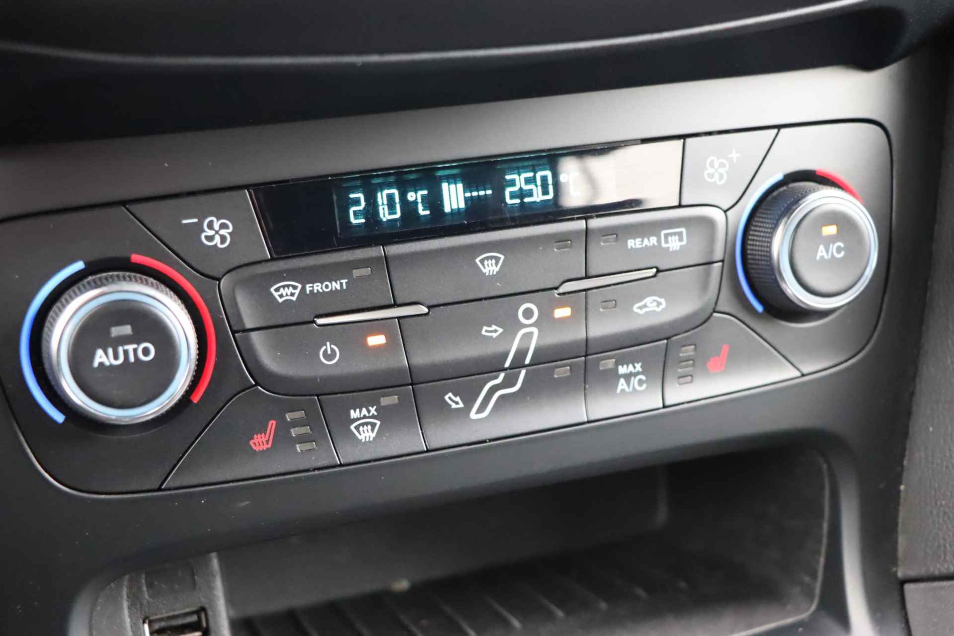 Ford Focus Wagon 1.0 ST-Line  | Navigatie | Climate Control | Parkeersensoren rondom | Cruise Control | Stoel-en voorruitverwarming | Privacy Glass | Apple Carplay/Android Auto | - 24/35