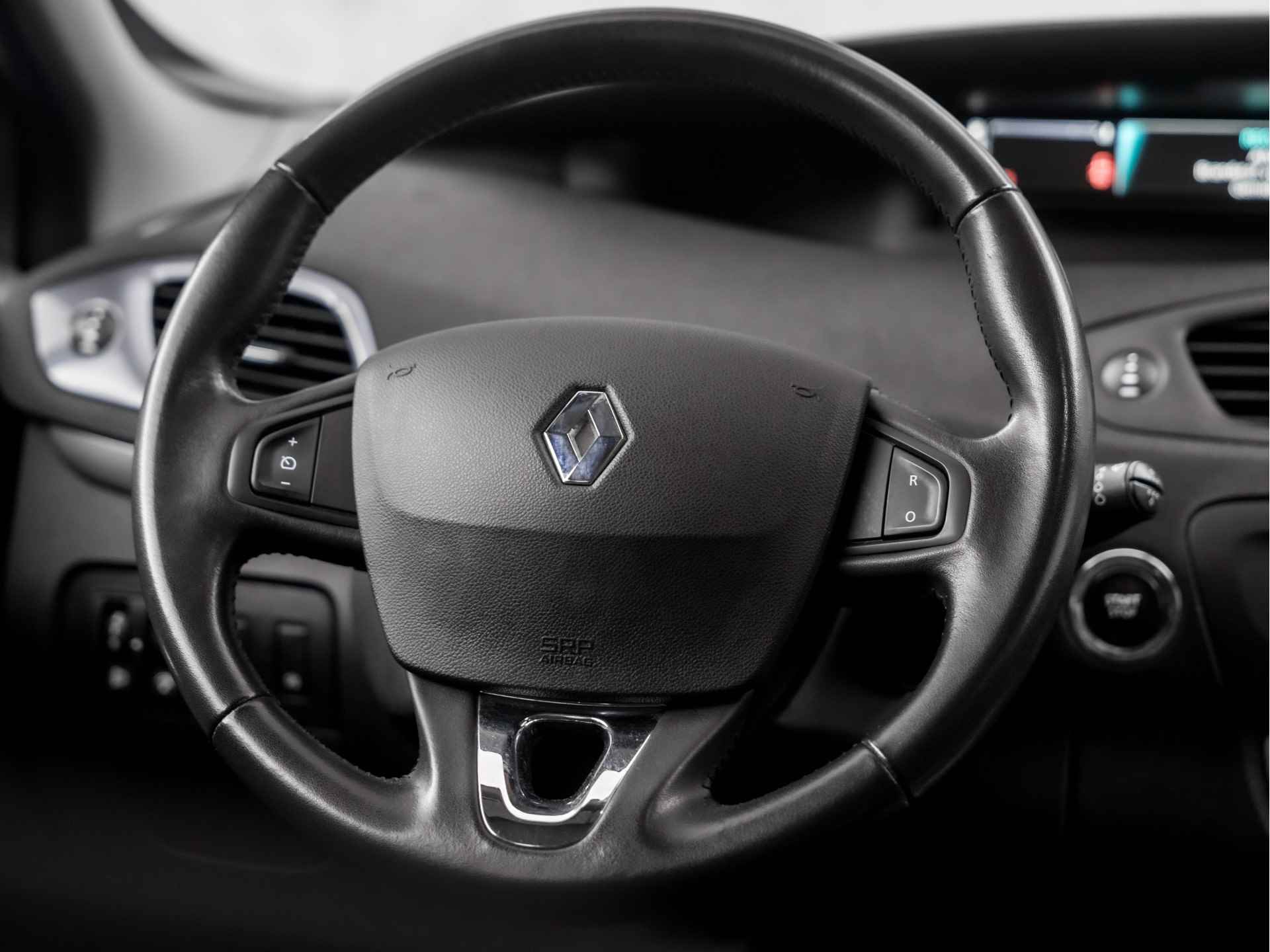 Renault Grand Scénic 1.2 TCe Limited Deluxe (NAVIGATIE, CLIMATE, GETINT GLAS, CRUISE, XENON, SPORTSTOELEN, TREKHAAK, PARKEERSENSOREN, BLUETOOTH, NIEUWE APK, NIEUWSTAAT) - 17/34