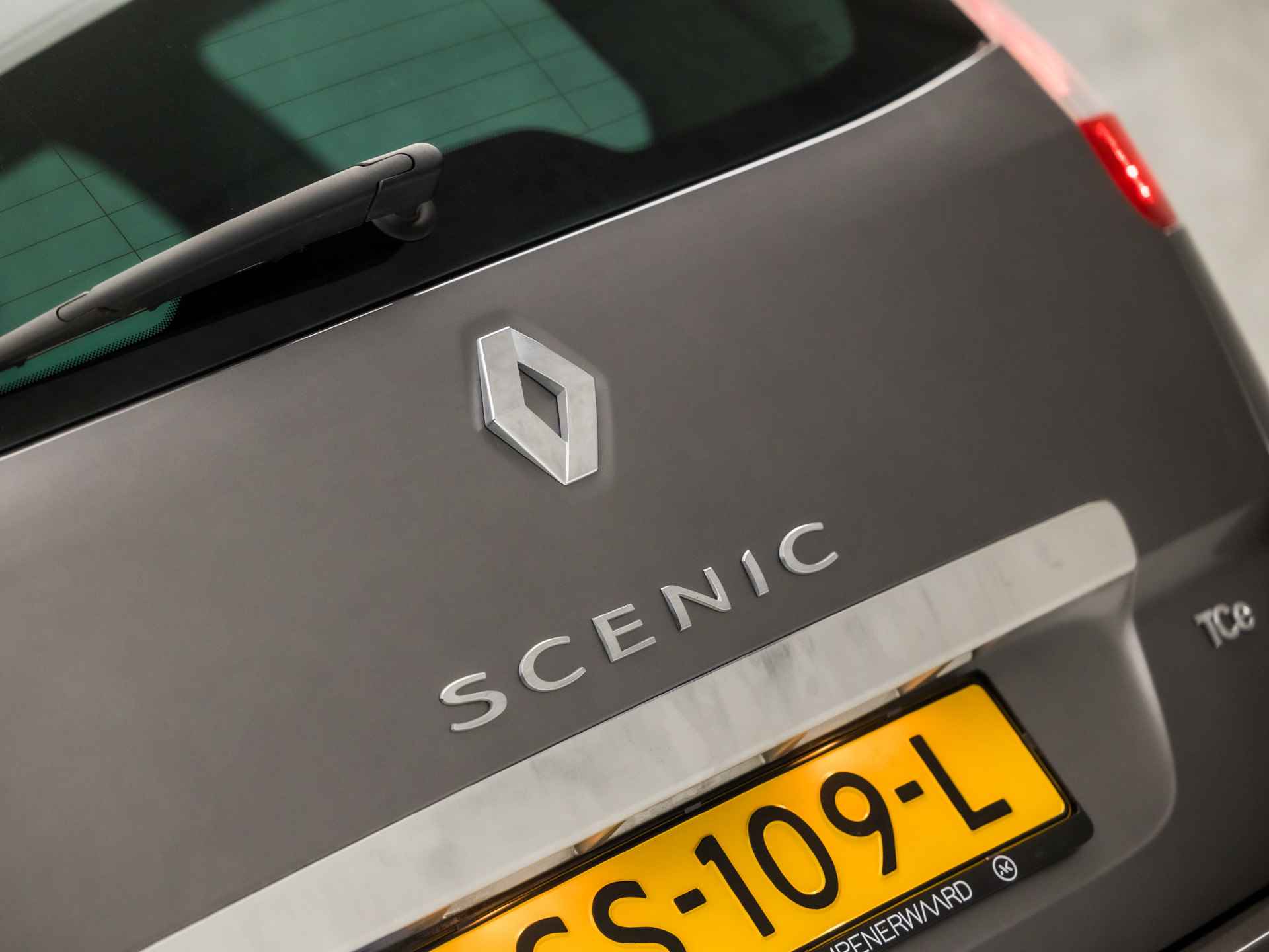 Renault Grand Scénic 1.2 TCe Limited Deluxe (NAVIGATIE, CLIMATE, GETINT GLAS, CRUISE, XENON, SPORTSTOELEN, TREKHAAK, PARKEERSENSOREN, BLUETOOTH, NIEUWE APK, NIEUWSTAAT) - 27/34