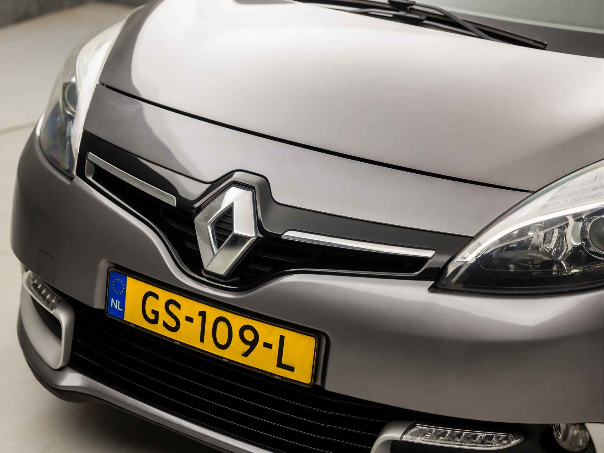 Renault Grand Scénic 1.2 TCe Limited Deluxe (NAVIGATIE, CLIMATE, GETINT GLAS, CRUISE, XENON, SPORTSTOELEN, TREKHAAK, PARKEERSENSOREN, BLUETOOTH, NIEUWE APK, NIEUWSTAAT) - 30/34