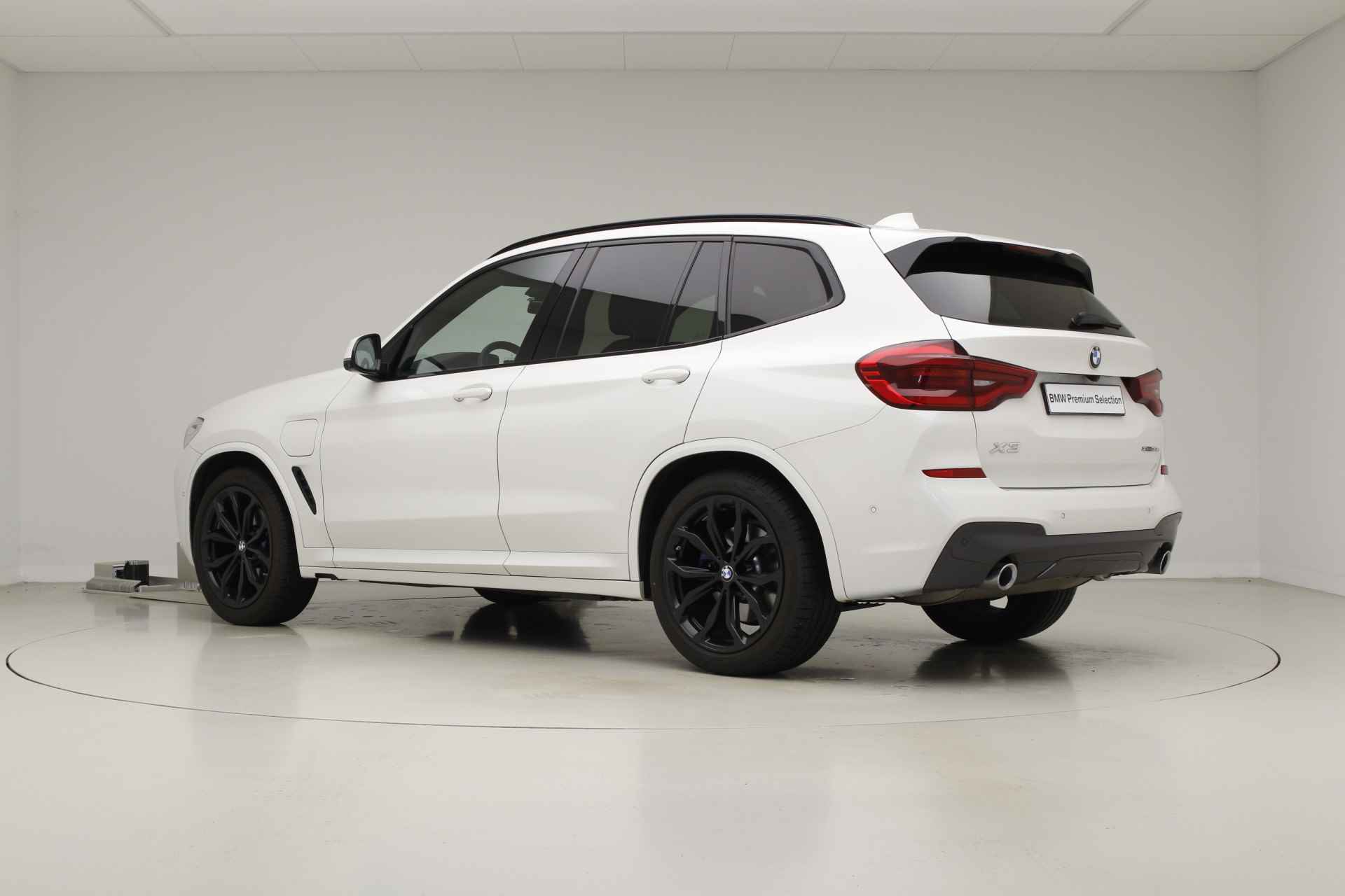 BMW X3 xDrive30e M-Sport | Panorama | Harman Kardon | Driving Assistant Plus | Trekhaak  | 2 jaar BMW Garantie - 2/42