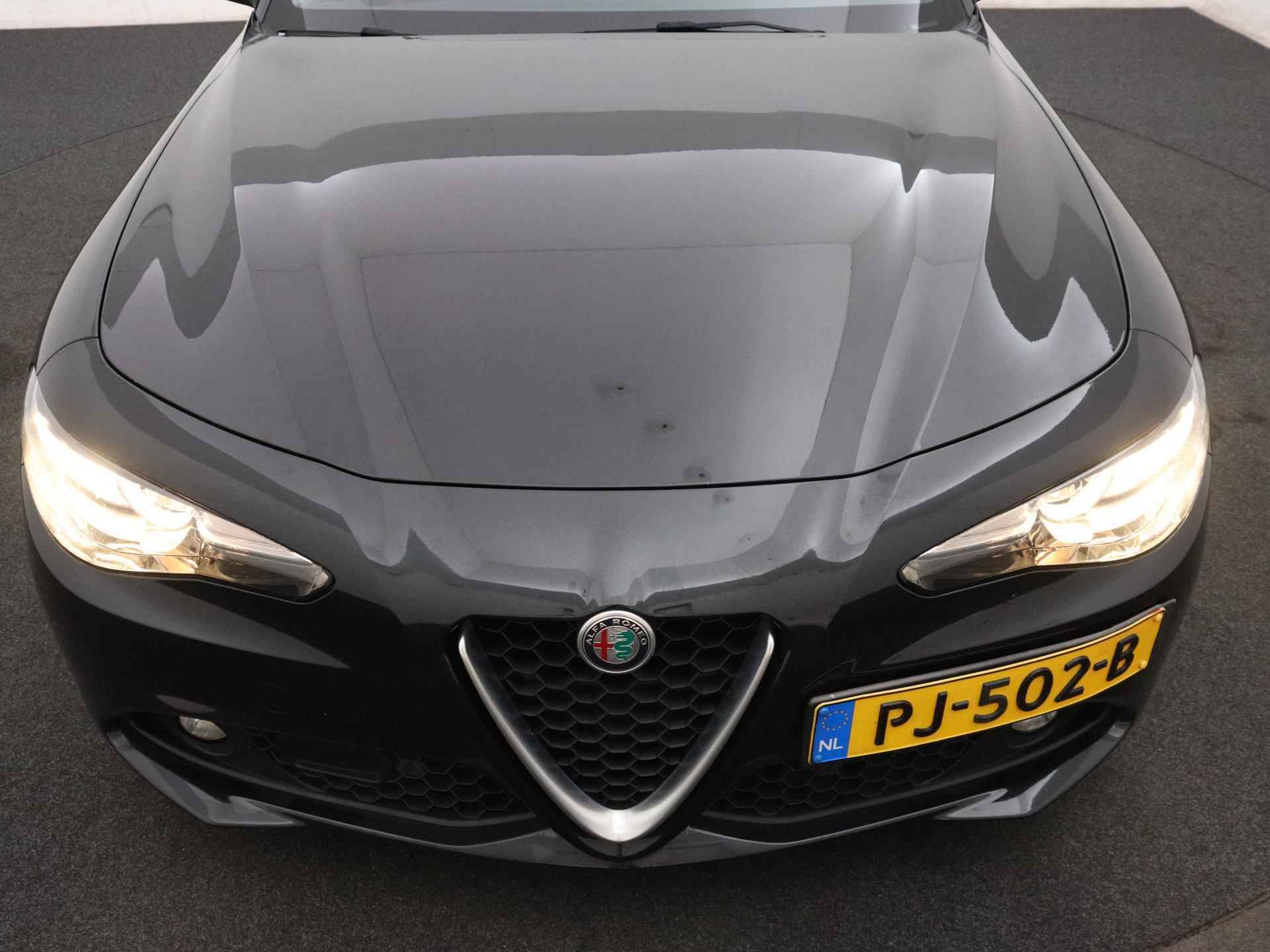 Alfa Romeo Giulia 2.0T 200pk Super | Navigatiesysteem | Parkersensoren Voor + Achter | Camera | LMV 18" | - 19/22