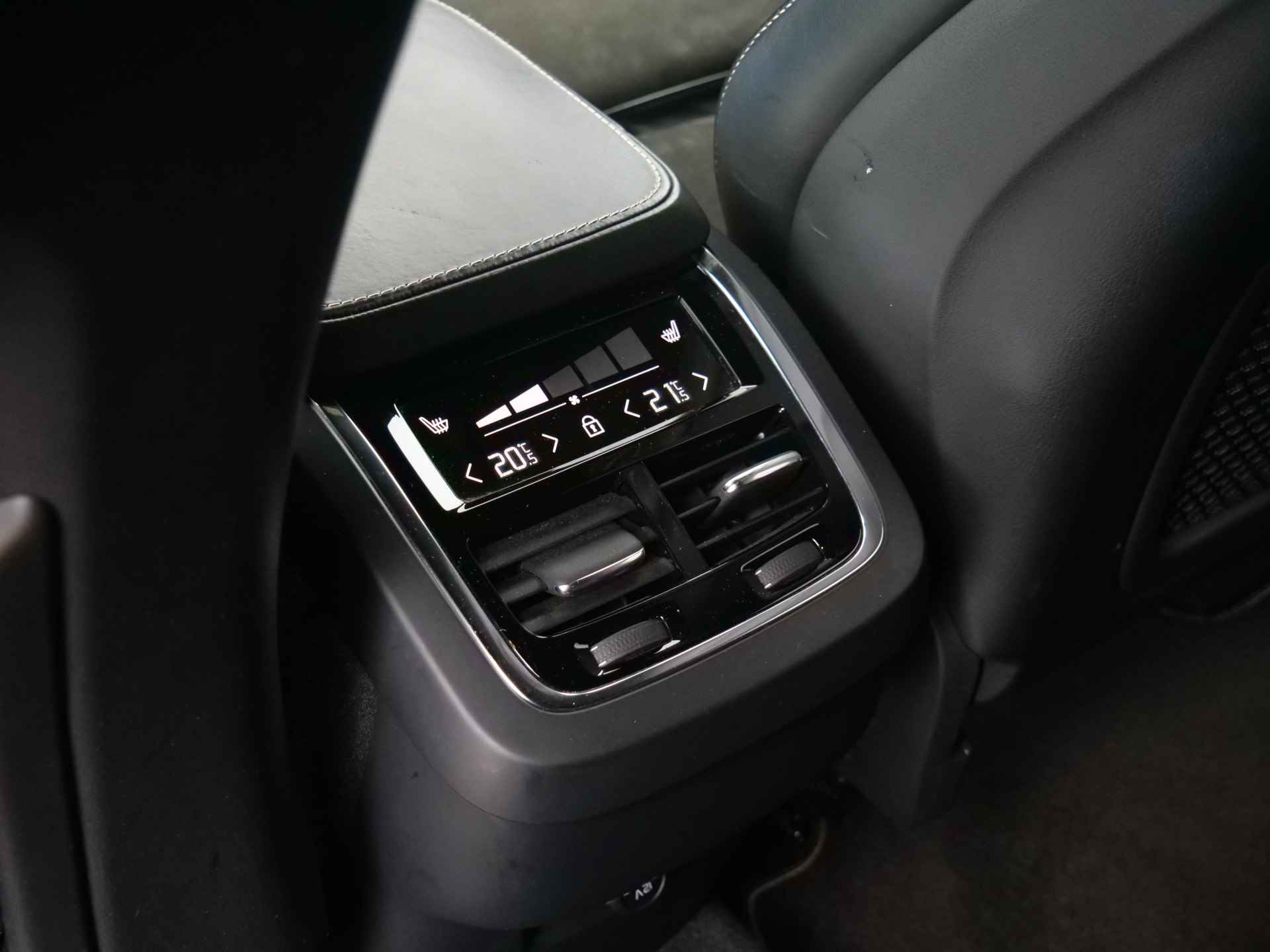 Volvo XC90 2.0 D5 236 Pk Automaat AWD Inscription 7-p Navi / DAB / Apple Carplay / Camera - 25/49