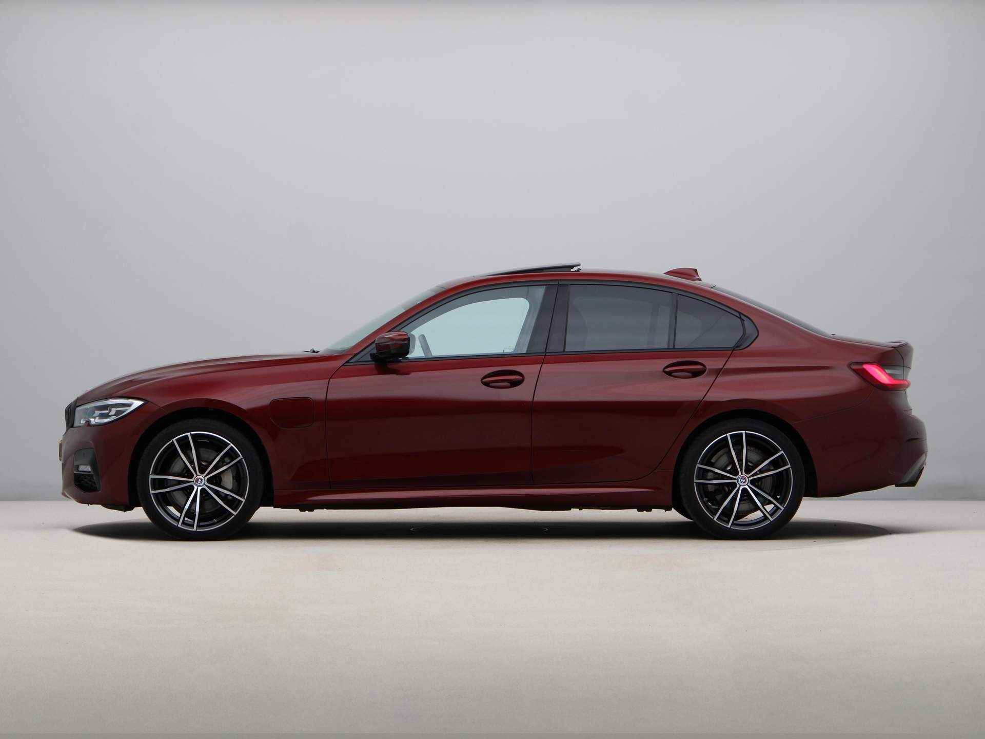 BMW 3 Serie Sedan 330e Business Plus M-Sport - 13/27