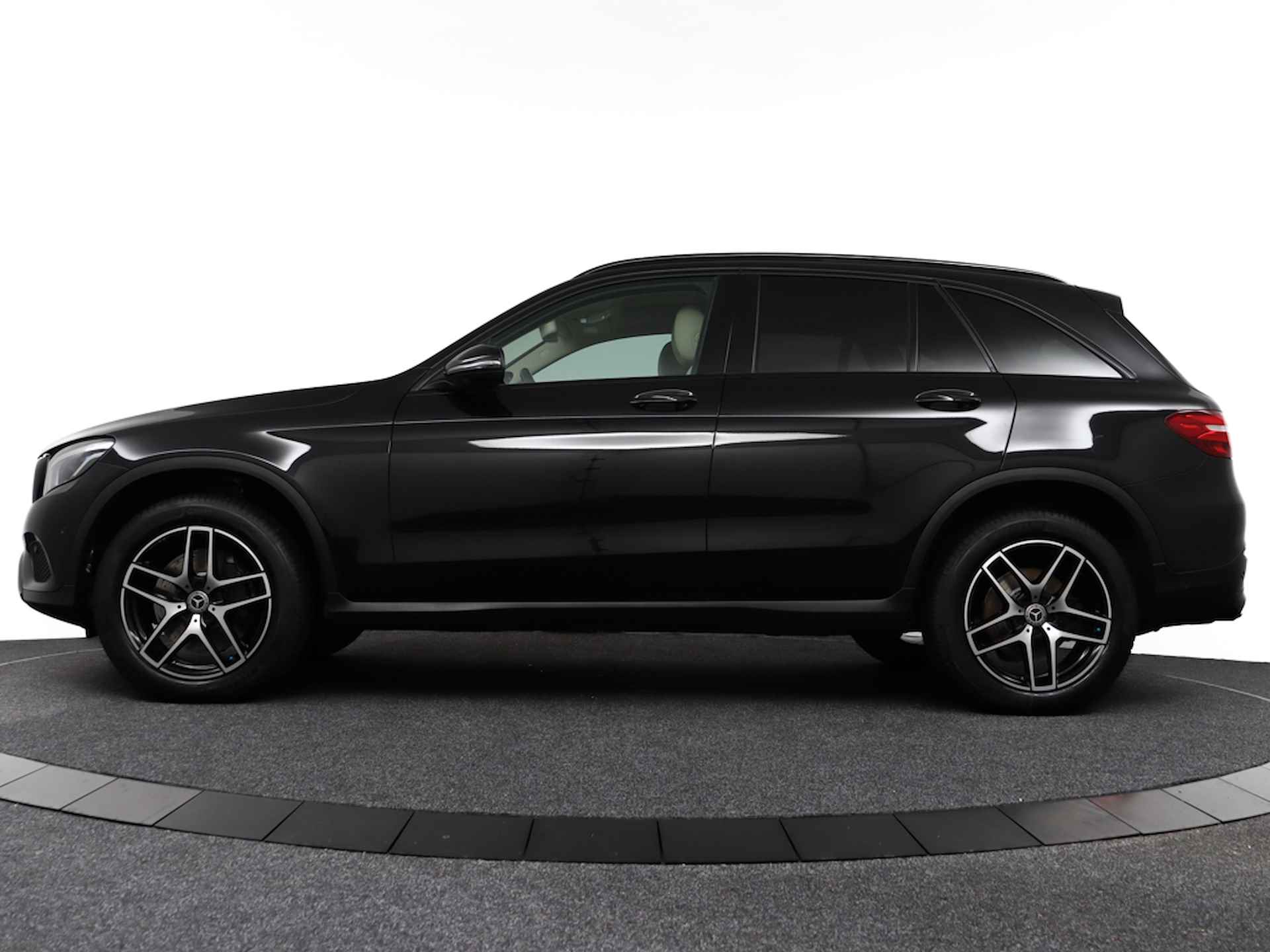 Mercedes-Benz GLC 350e 4MATIC Premium Plus Black | 100% Onderhouden | Panorama | Leer | Navi | DAB+ | LEd / Xenon | Trekhaak - RIJKLAAR - 3/47