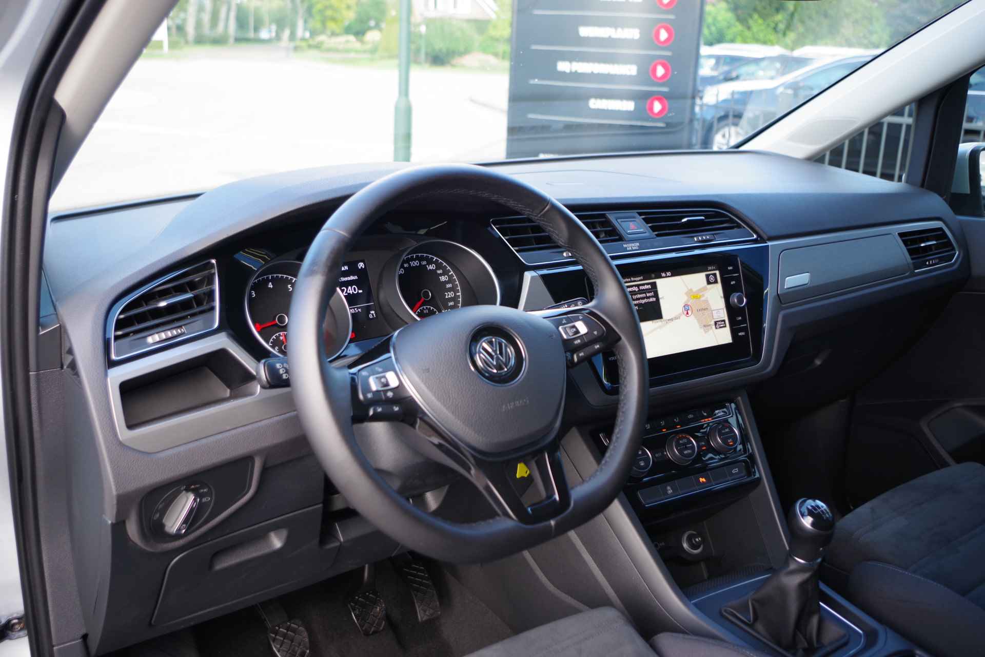 Volkswagen Touran 1.0 TSI 116 PK Comfortline Business 7p, Navigatie, Adap. Cruise Control, Camera, CarPlay - 2/38