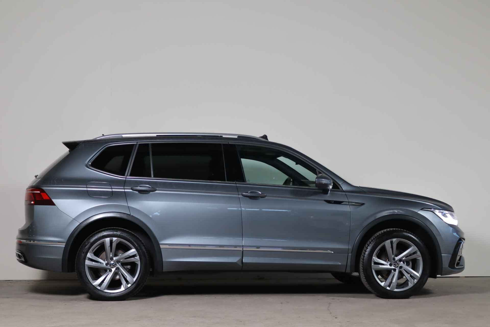 Volkswagen Tiguan Allspace 1.5 TSI R-Line Business 7p. NL-Auto!! Trekhaak - Zeer compleet!!!! - 48/49