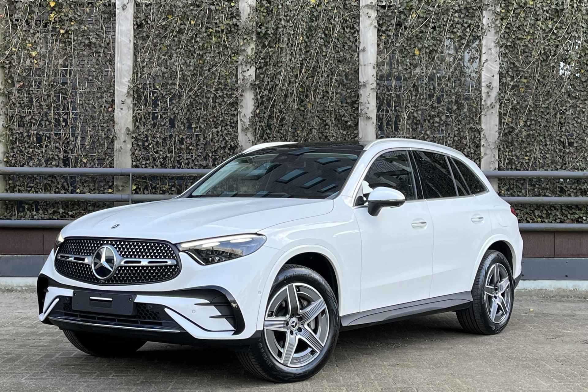 Mercedes-Benz GLC GLC 300e Automaat 4MATIC AMG Line | Winterpakket | Panoramadak | Memory | Sfeerverlichting | Keyless-Go | 360° Camera | Trekhaak - 64/76