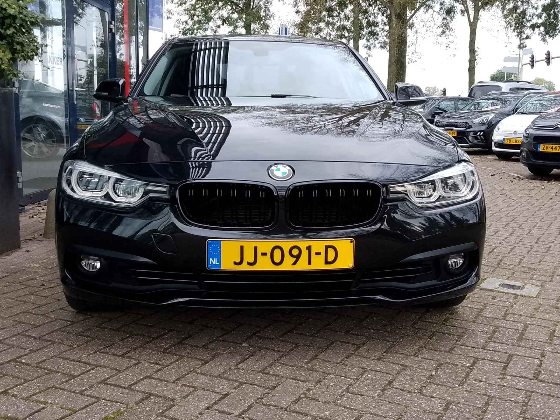 BMW 3-serie 320i Centennial Executive | Climate Control | Navigatie | Wegkl. Trekhaak | LM Velgen | PDC - 6/26