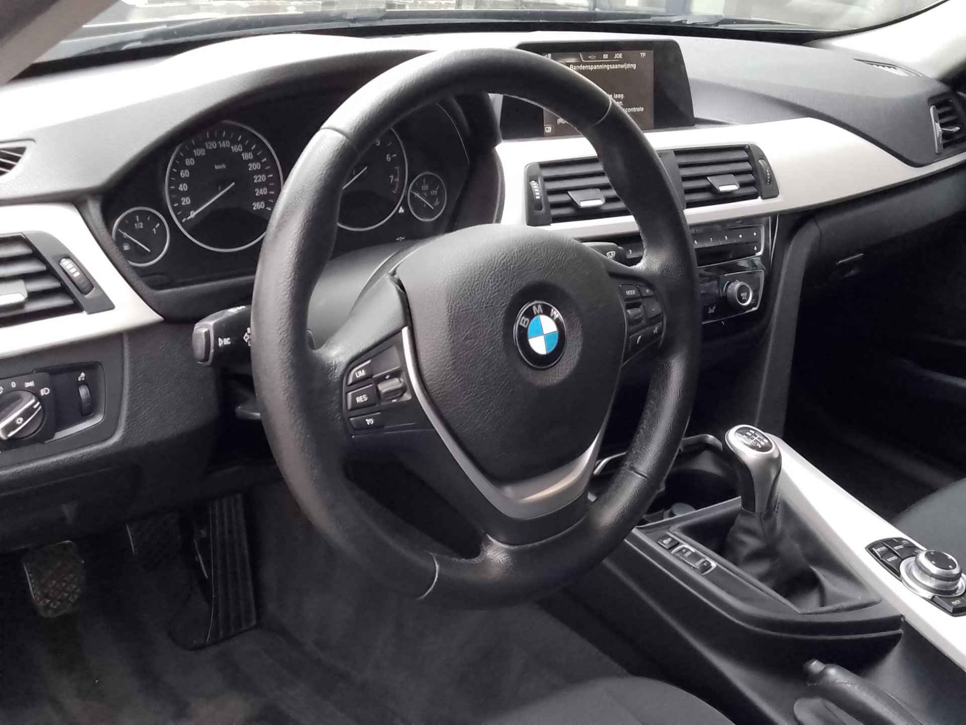 BMW 3-serie 320i Centennial Executive | Climate Control | Navigatie | Wegkl. Trekhaak | LM Velgen | PDC - 15/26