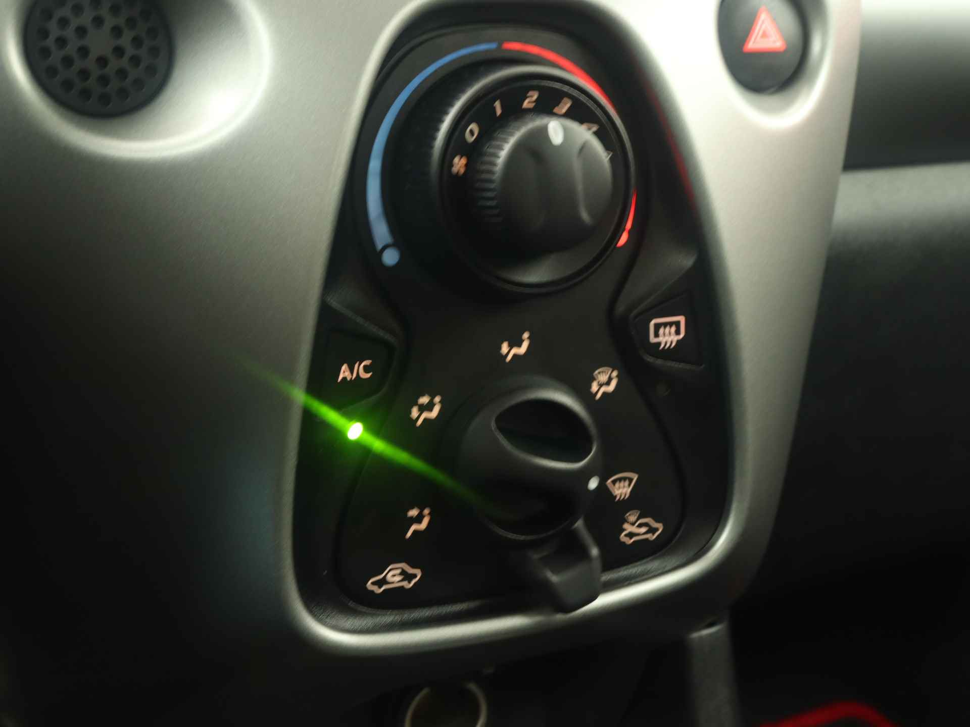 Toyota Aygo 1.0 VVT-i x-play Limited | Airco | Achteruitrijcamera | Lichtmetalen velgen | - 12/41