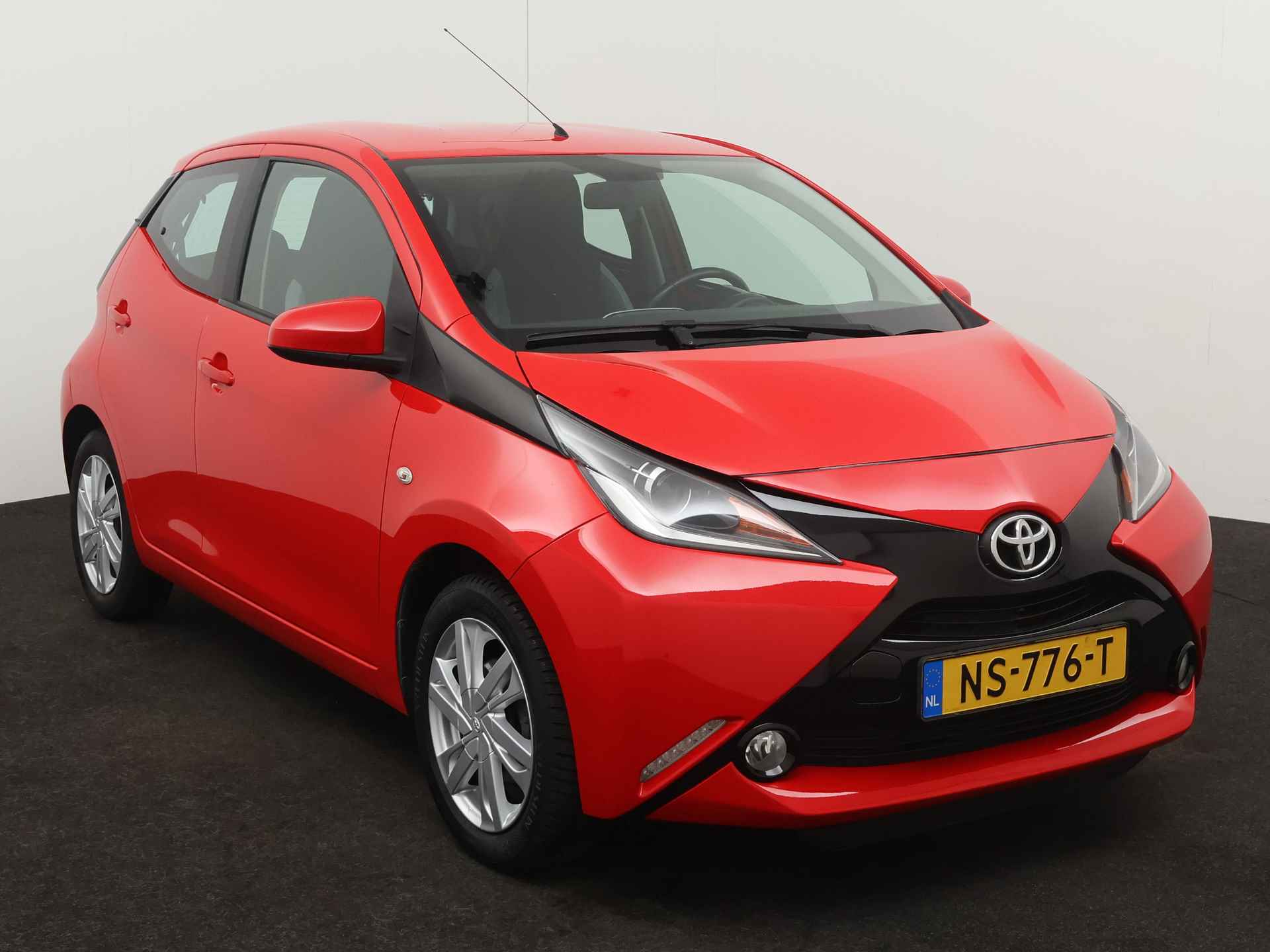 Toyota Aygo 1.0 VVT-i x-play Limited | Airco | Achteruitrijcamera | Lichtmetalen velgen | - 29/41