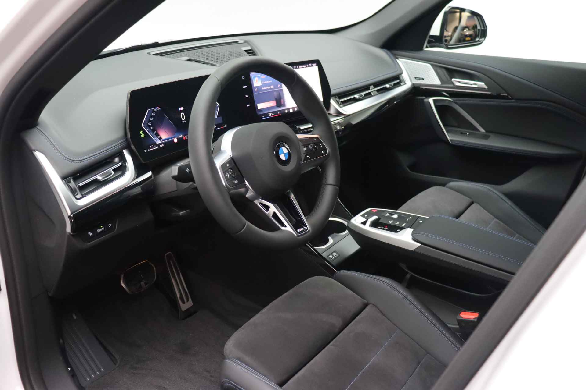 BMW X1 sDrive20i M Sport Automaat / Trekhaak / Sportstoelen / Adaptieve LED / M Adaptief onderstel / Parking Assistant / Stoelverwarming / Comfort Access / Demo - 8/25