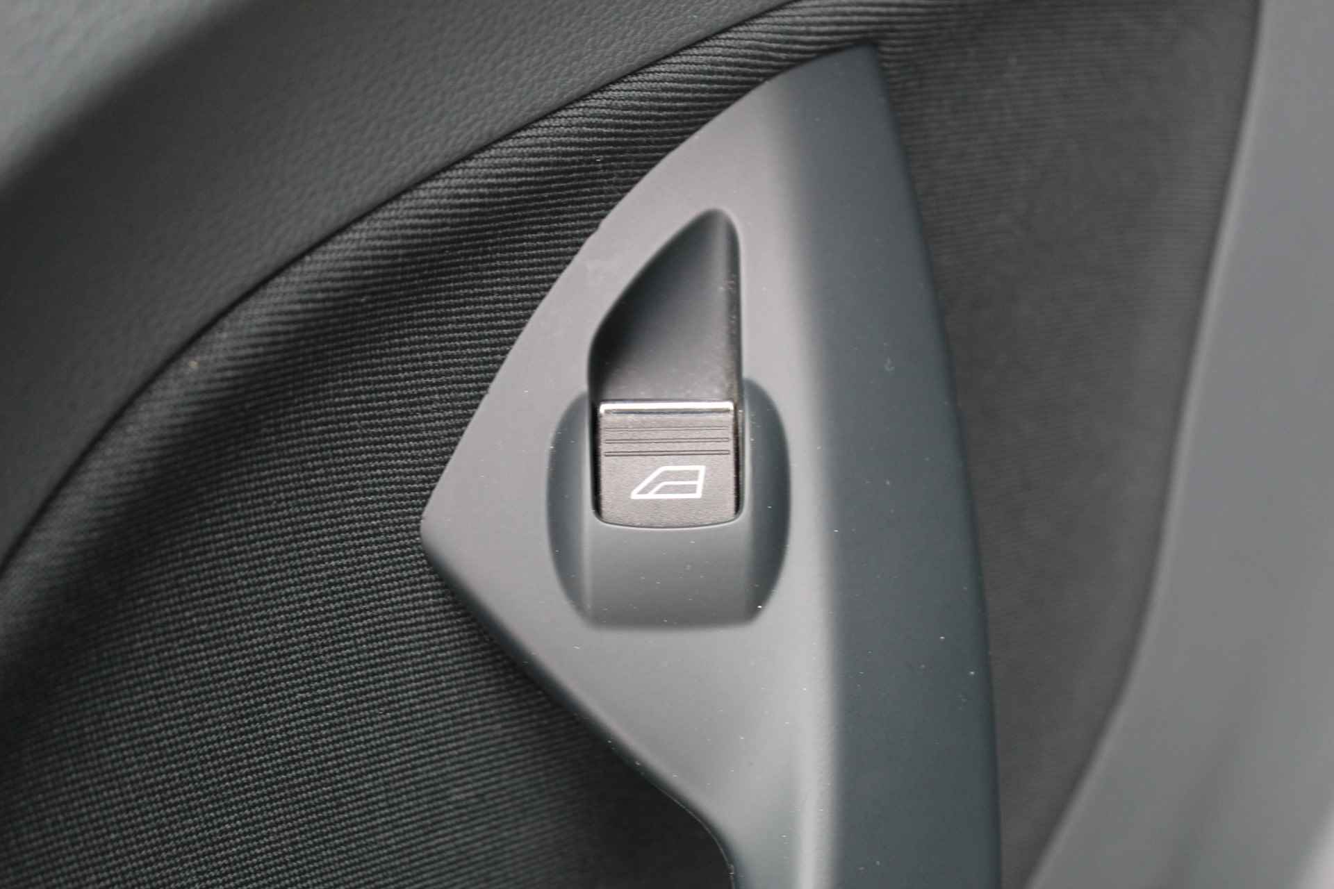 Ford C-MAX 1.0 Edition Plus , 125pk Navigatie , Camera , Trekhaak , Climate control Cruise Control , LM velgen , Parkeersensoren , Sony Audio - 29/47