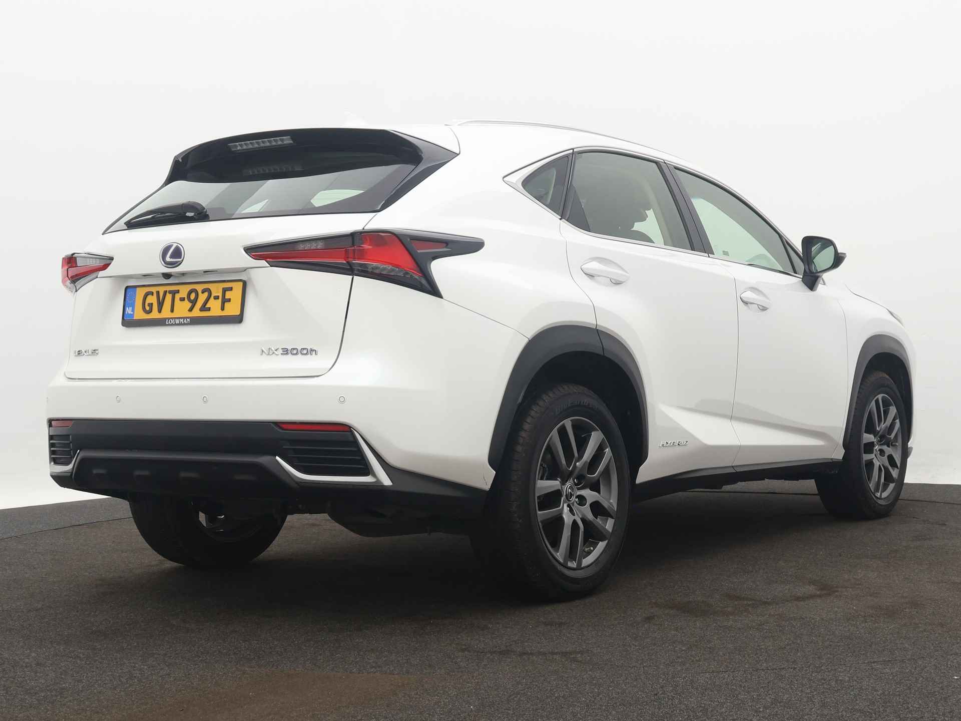 Lexus NX 300h AWD Sport Edition Limited | Navigatie | Camera | Parkeersensoren | LM velgen | Draadloze telefoonlader | - 3/43