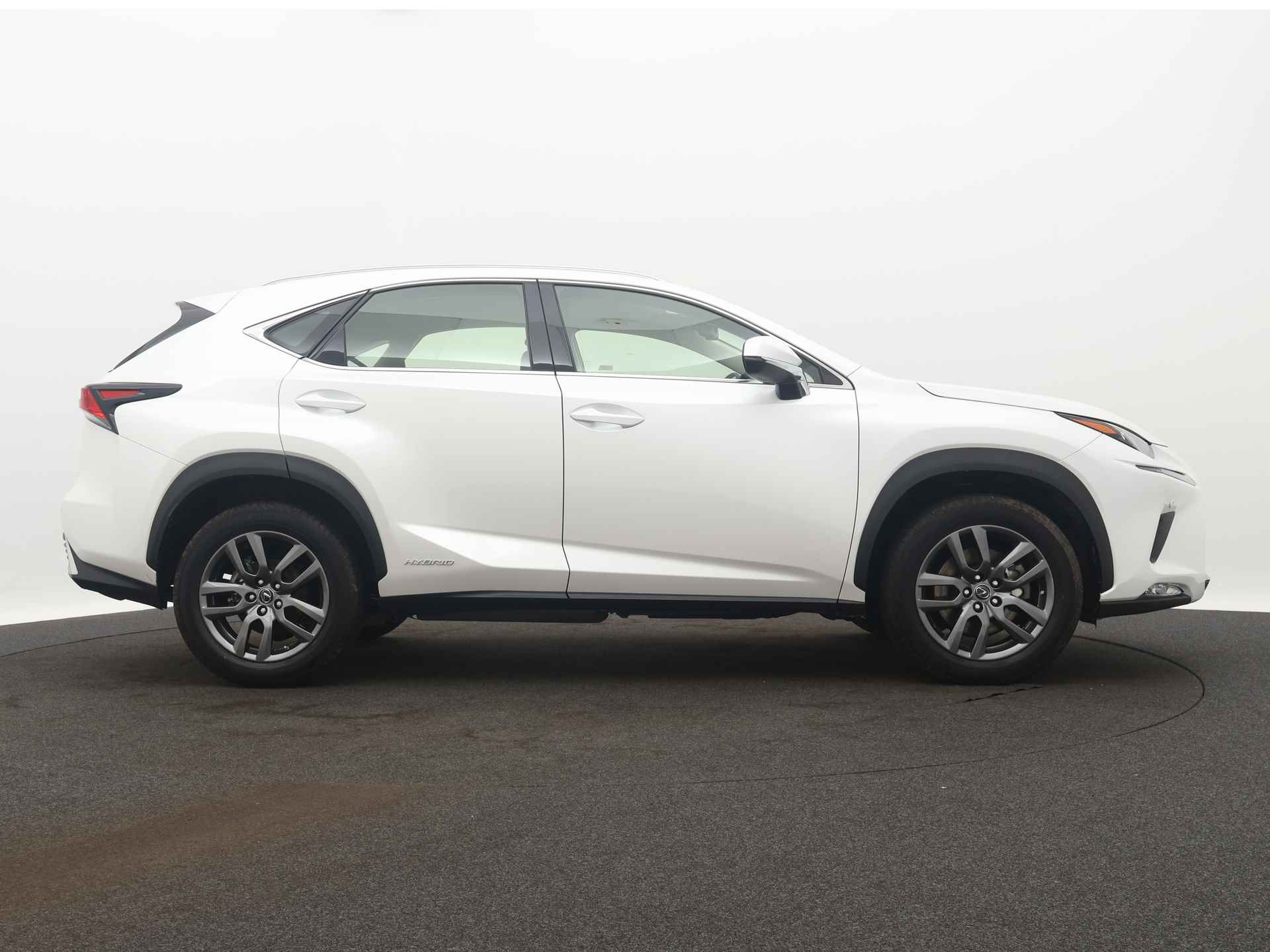 Lexus NX 300h AWD Sport Edition Limited | Navigatie | Camera | Parkeersensoren | LM velgen | Draadloze telefoonlader | - 16/43