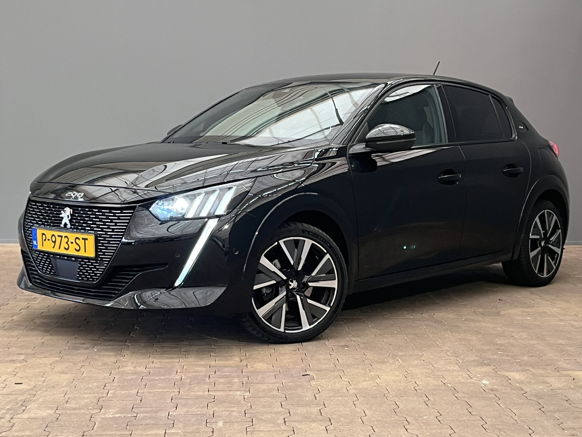 Peugeot 208 1.2 100PK GT | Camera | DAB+ | 3D-Dash | 17'' Lichtmetaal | Clima | Bluetooth | Getint glas | Leder/Stof | LED | Touchscreen | 2022! | 23.500Km!