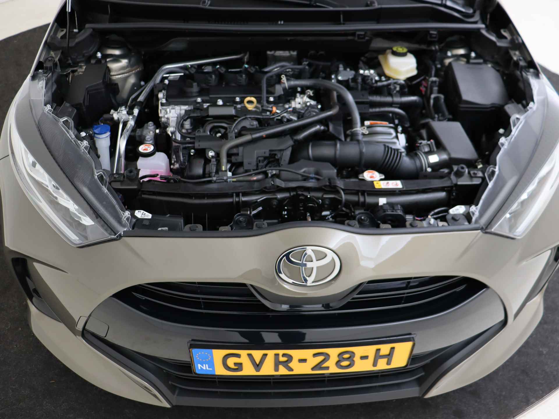 Toyota Yaris 1.5 Hybrid 115 First Edition *demo - 35/41