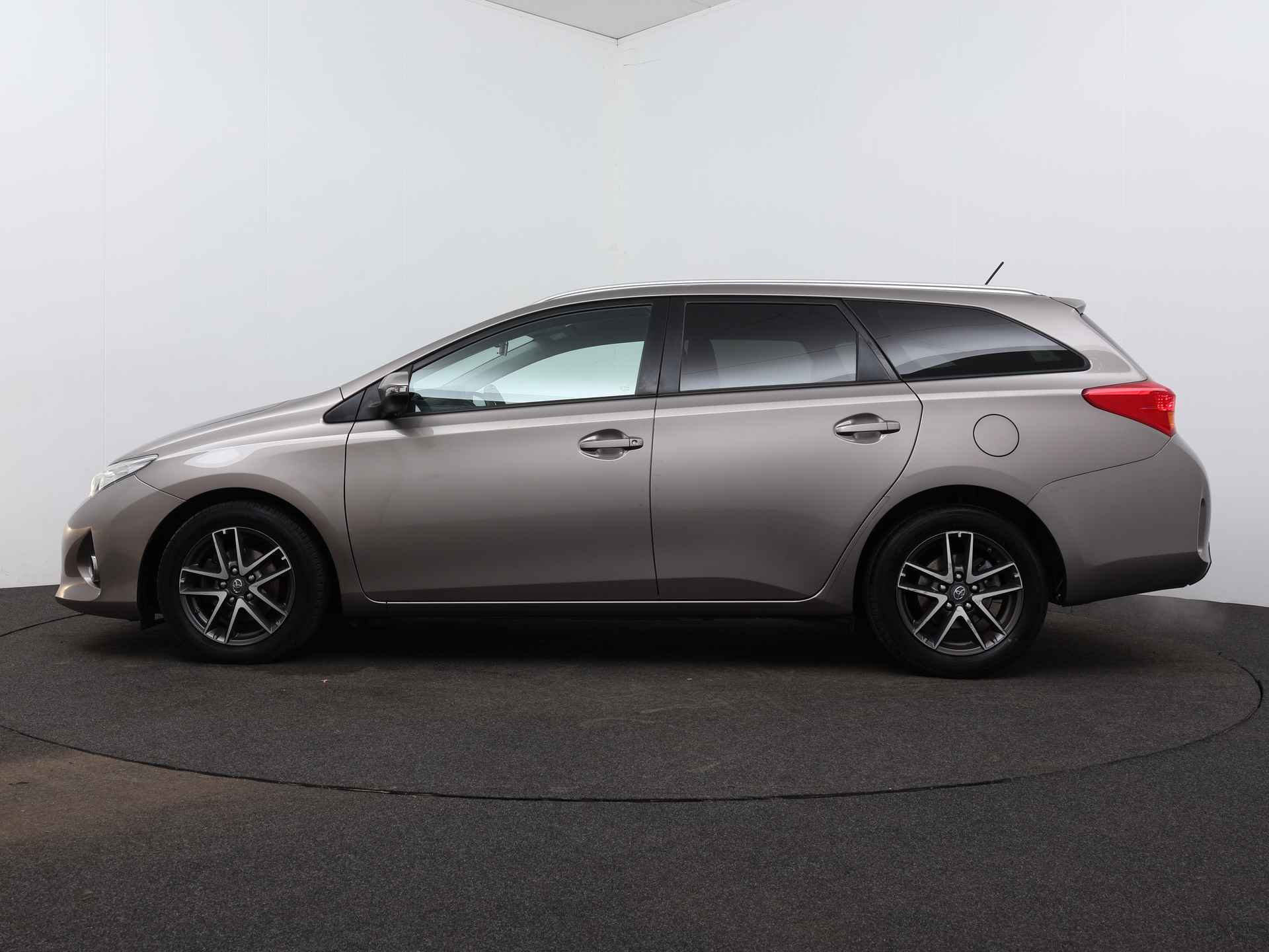 Toyota Auris Touring Sports 1.3 VVT-i Aspiration | Navigatie | Camera | LM Velgen | Stoelverwarming | - 4/41