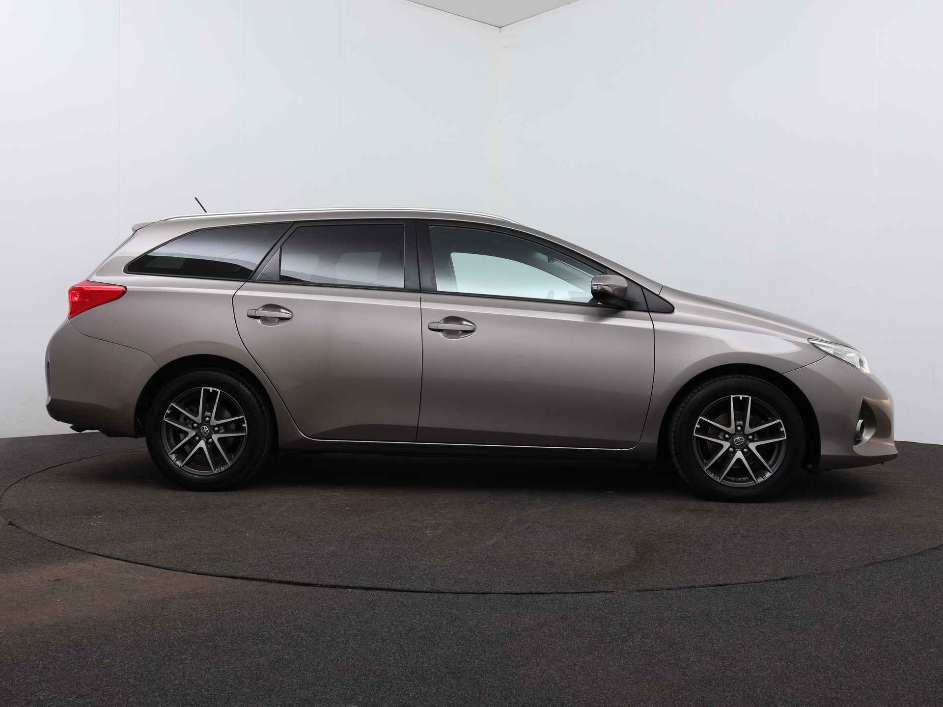 Toyota Auris Touring Sports 1.3 VVT-i Aspiration | Navigatie | Camera | LM Velgen | Stoelverwarming | - 15/41