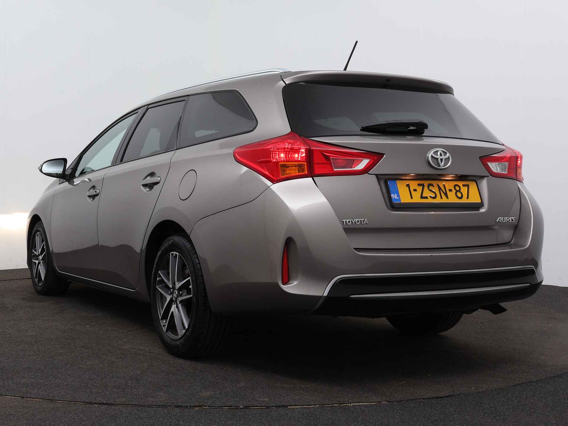 Toyota Auris Touring Sports 1.3 VVT-i Aspiration | Navigatie | Camera | LM Velgen | Stoelverwarming | - 16/41