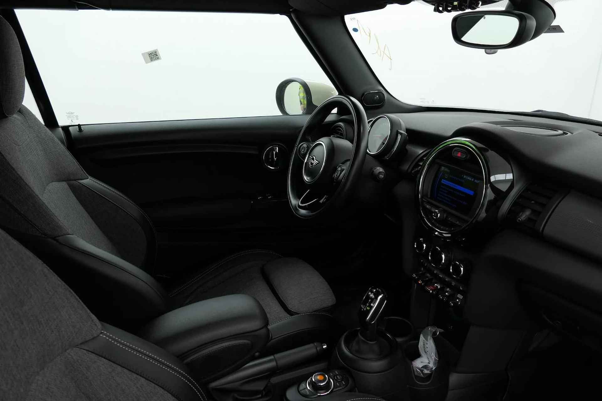 MINI Cabrio Cooper Automaat | Harman Kardon | 17" | Stoelverwarming | Navigatie | PDC v+a - 20/21