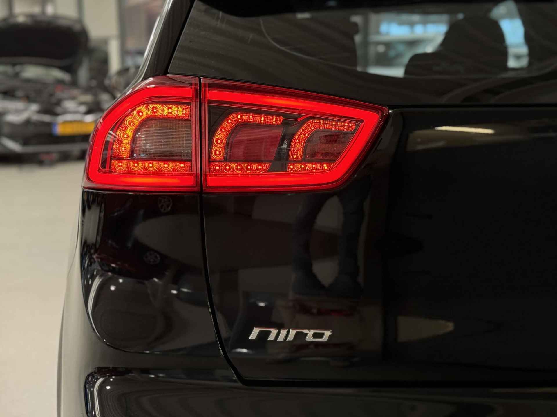 Kia Niro 1.6 GDi Hybrid First Edition | Trekhaak | Navi | Privacy glass | Cruise control | Climate control | Achteruitrij camera | Parkeersensoren achter - 8/33