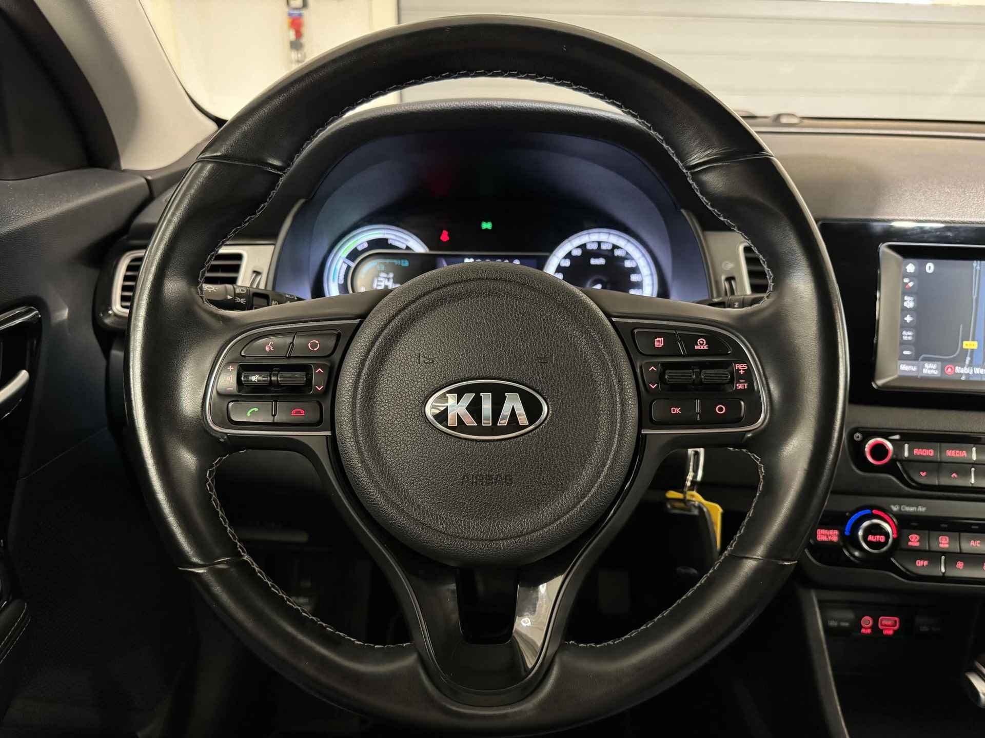 Kia Niro 1.6 GDi Hybrid First Edition | Trekhaak | Navi | Privacy glass | Cruise control | Climate control | Achteruitrij camera | Parkeersensoren achter - 15/33