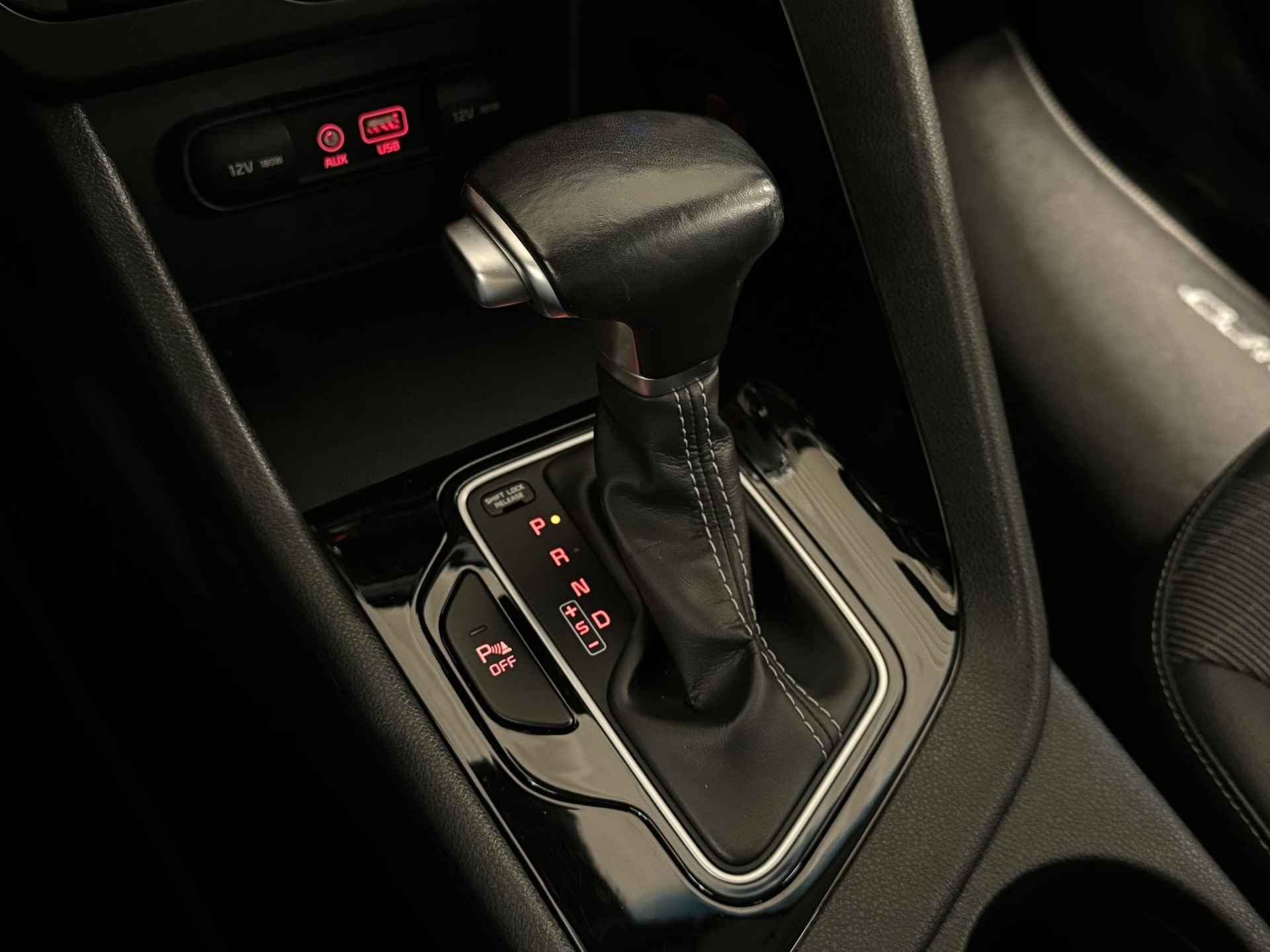 Kia Niro 1.6 GDi Hybrid First Edition | Trekhaak | Navi | Privacy glass | Cruise control | Climate control | Achteruitrij camera | Parkeersensoren achter - 24/33