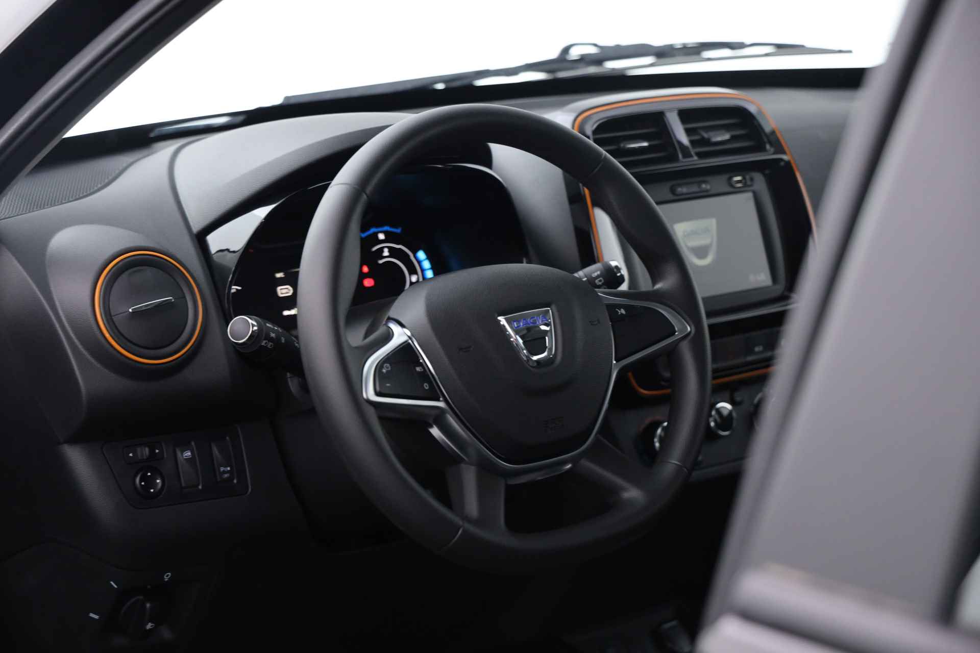 Dacia Spring Comfort Plus (Orange Pack) | Navi | Apple CarPlay / Android Auto | Camera | PDC | Airco - 4/26