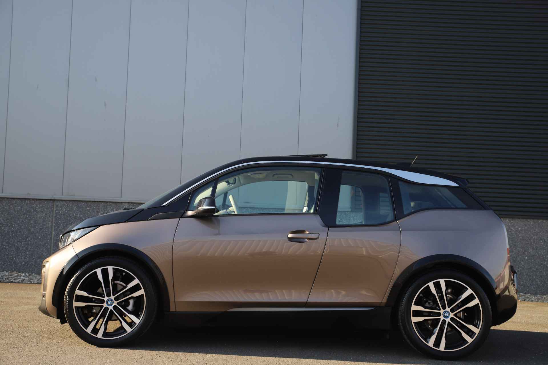 BMW i3 Executive 120Ah 42 kWh Schuifdak/Carplay/Adaptive/Sport/Loft/20"/3-fase - 20/47