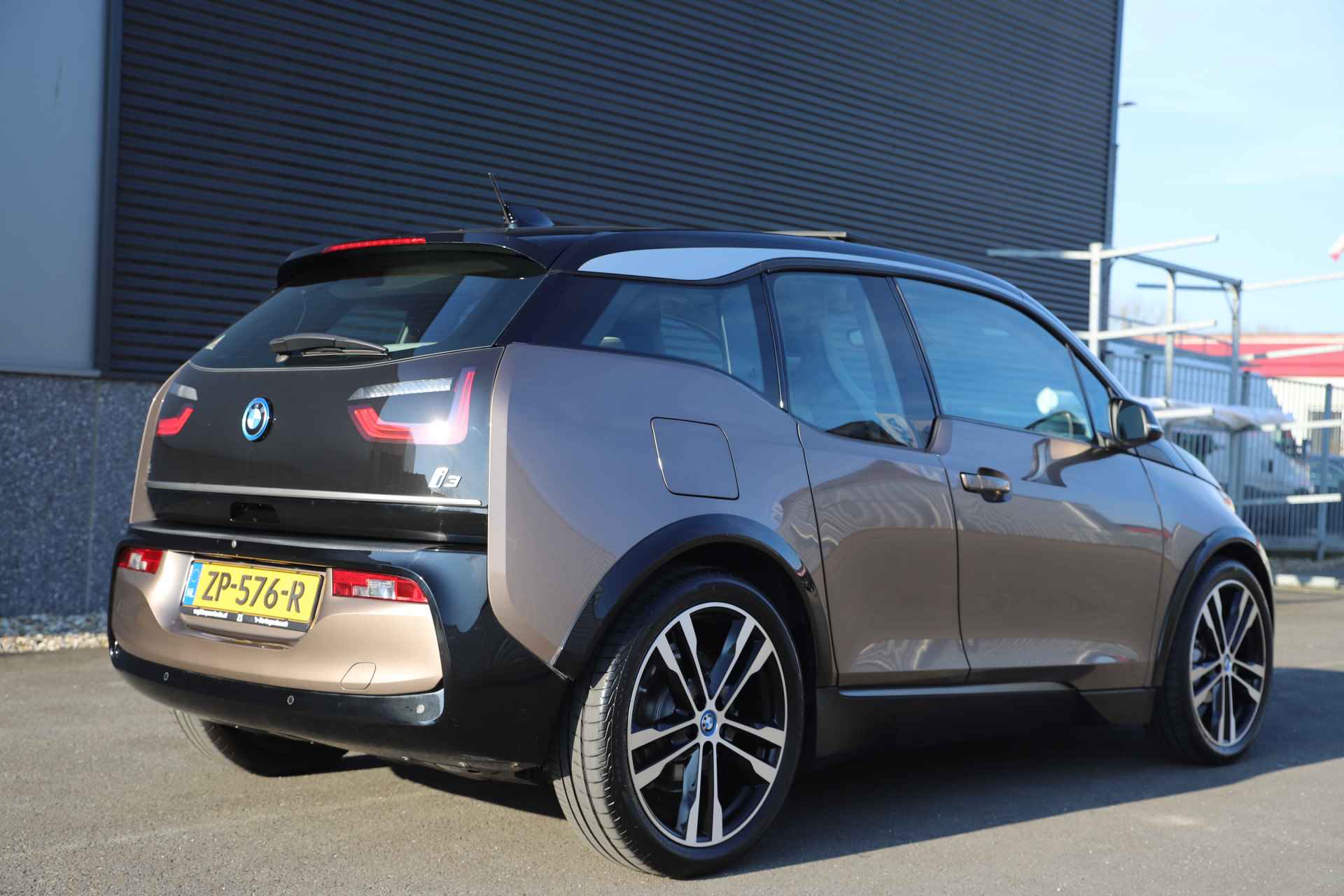 BMW i3 Executive 120Ah 42 kWh Schuifdak/Carplay/Adaptive/Sport/Loft/20"/3-fase - 23/47