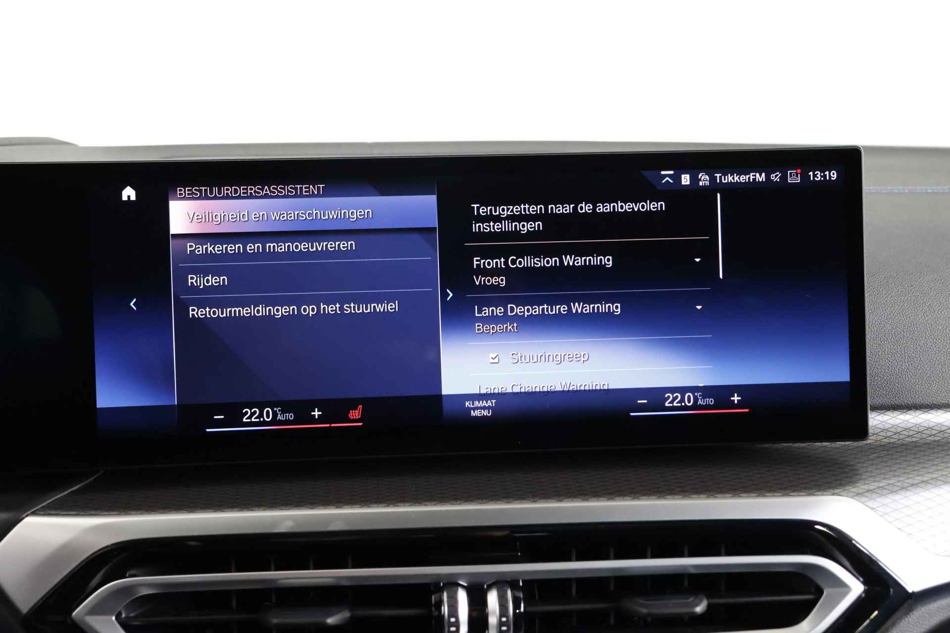 BMW 3 Serie Touring 330e M-Sport Pro Panorama / Opendak / Schaalstoel / LED / Pilot assist - 31/37