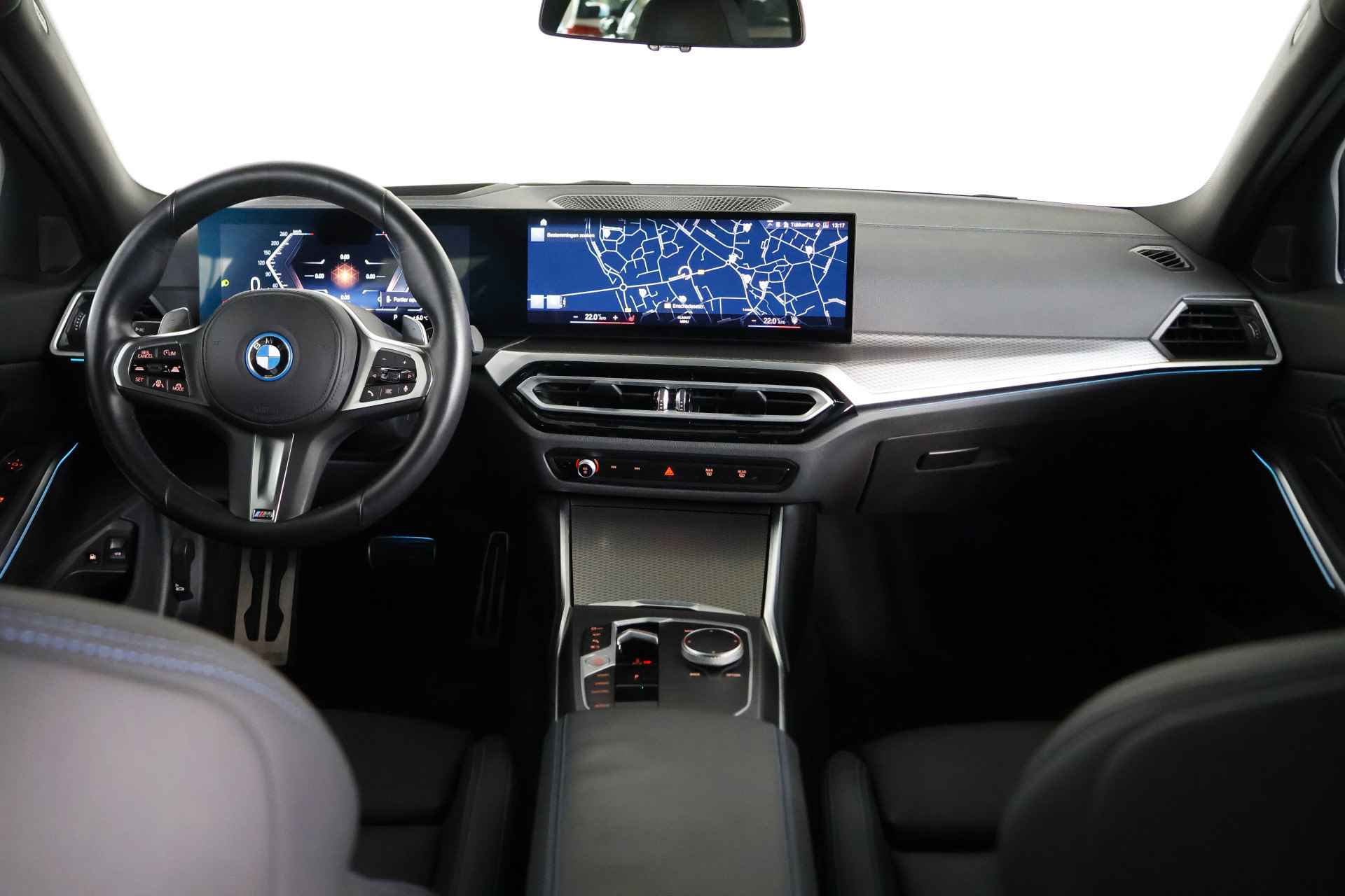 BMW 3 Serie Touring 330e M-Sport Pro Panorama / Opendak / Schaalstoel / LED / Pilot assist - 35/37