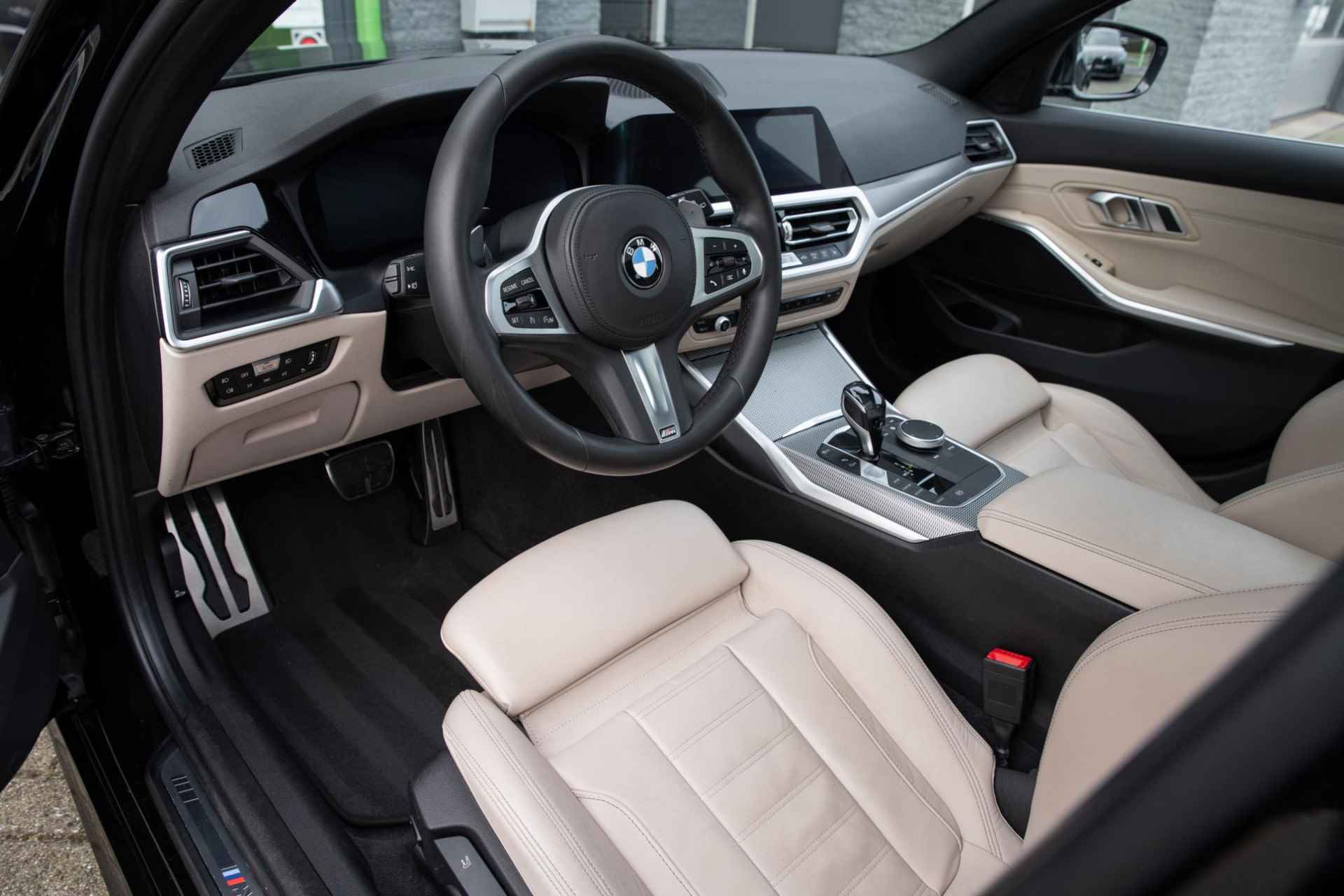 BMW 3-serie Touring 330i High Executive / M-SPORT / PANODAK / LEDER / 1E EIG / NL AUTO - 11/51