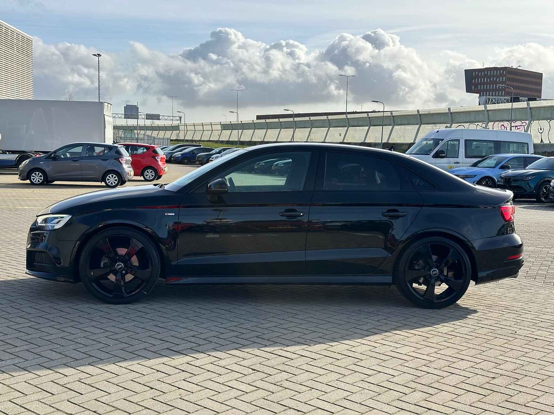 Audi A3 Limousine 1.5 TFSI CoD Sport S Line Edition / 3 x S-line / Half leer alcantara / Navi / 19 Inch / Parkeersensoren v+a - 5/30