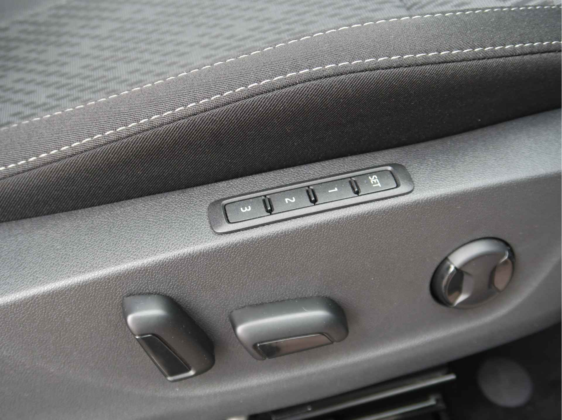 Škoda Octavia Combi 1.4 TSI iV PHEV Business Edition Plus | head-up | memory | virtual | - 14/43