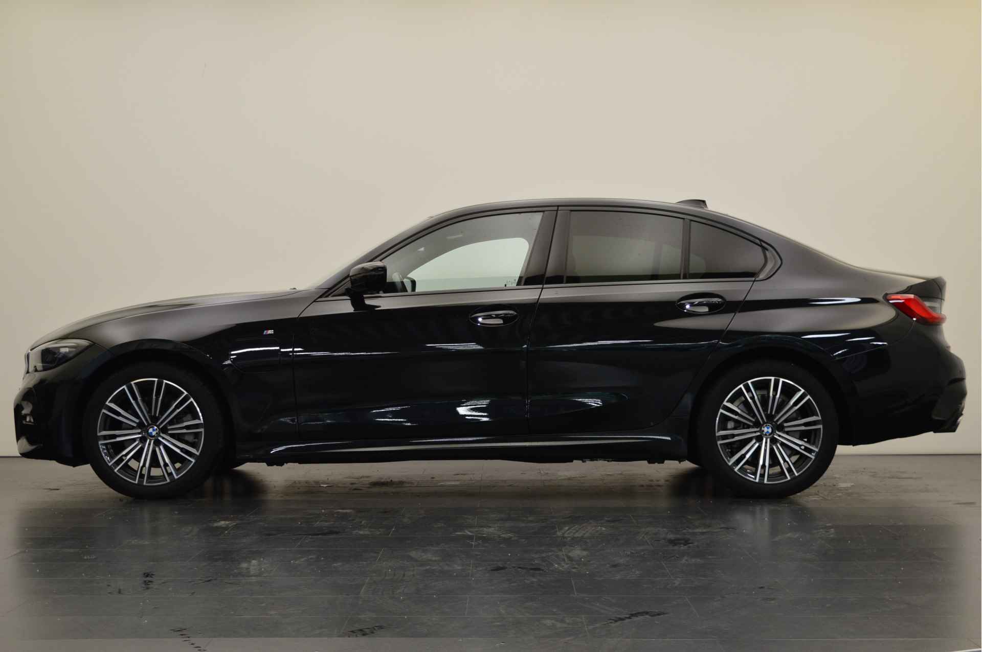 BMW 3-serie 320e High Executive M Sport Automaat / Laserlicht / Sportstoelen / Parking Assistant / Stoelverwarming / Live Cockpit Professional - 3/19