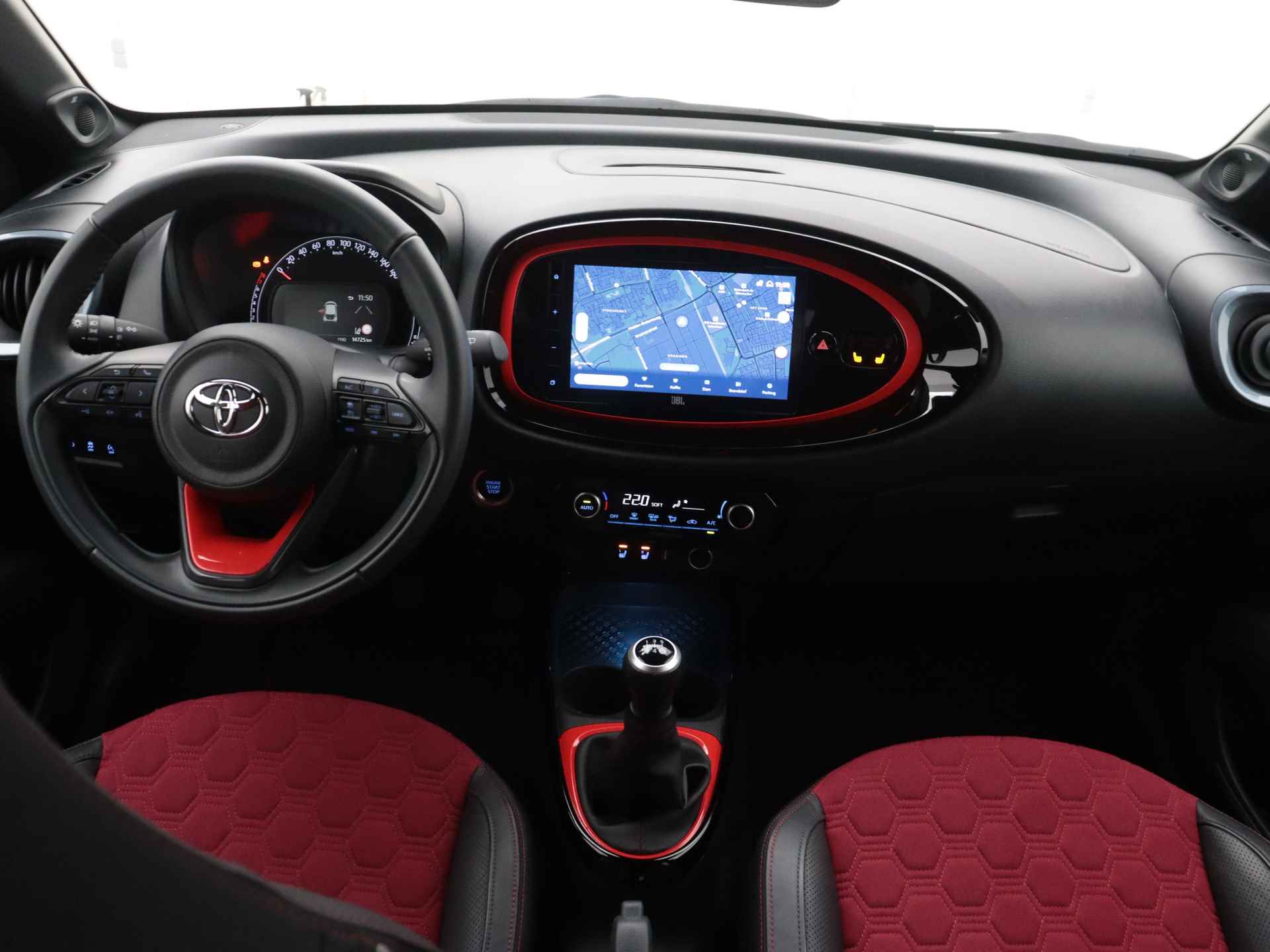 Toyota Aygo X 1.0 VVT-i MT Undercover by Jun Takahashi Limited | Navigatie | JBL | Camera | Half leder | Stoelverwarming | LM velgen | Parkeersensoren | - 6/44