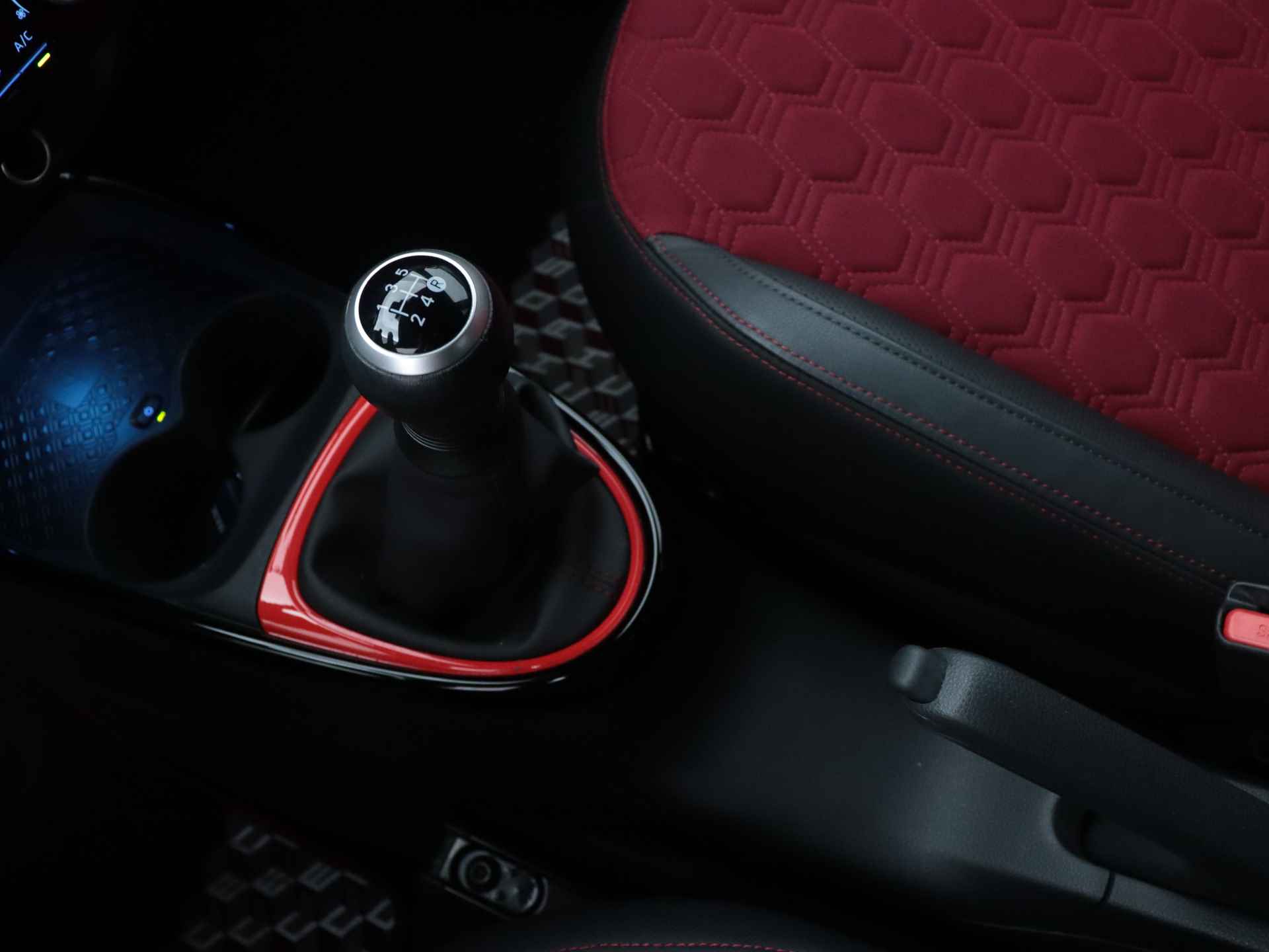 Toyota Aygo X 1.0 VVT-i MT Undercover by Jun Takahashi Limited | Navigatie | JBL | Camera | Half leder | Stoelverwarming | LM velgen | Parkeersensoren | - 13/44