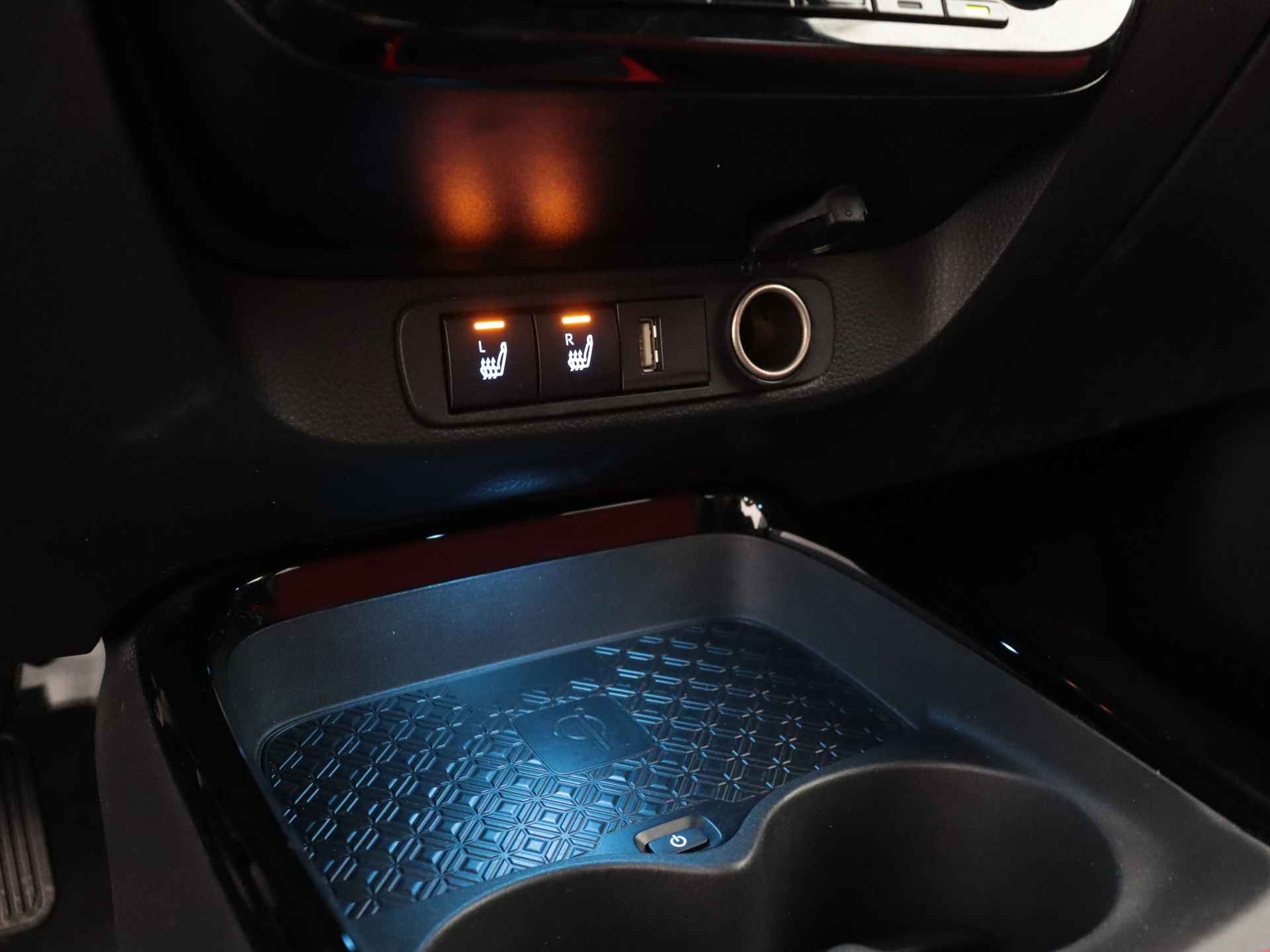 Toyota Aygo X 1.0 VVT-i MT Undercover by Jun Takahashi Limited | Navigatie | JBL | Camera | Half leder | Stoelverwarming | LM velgen | Parkeersensoren | - 35/44